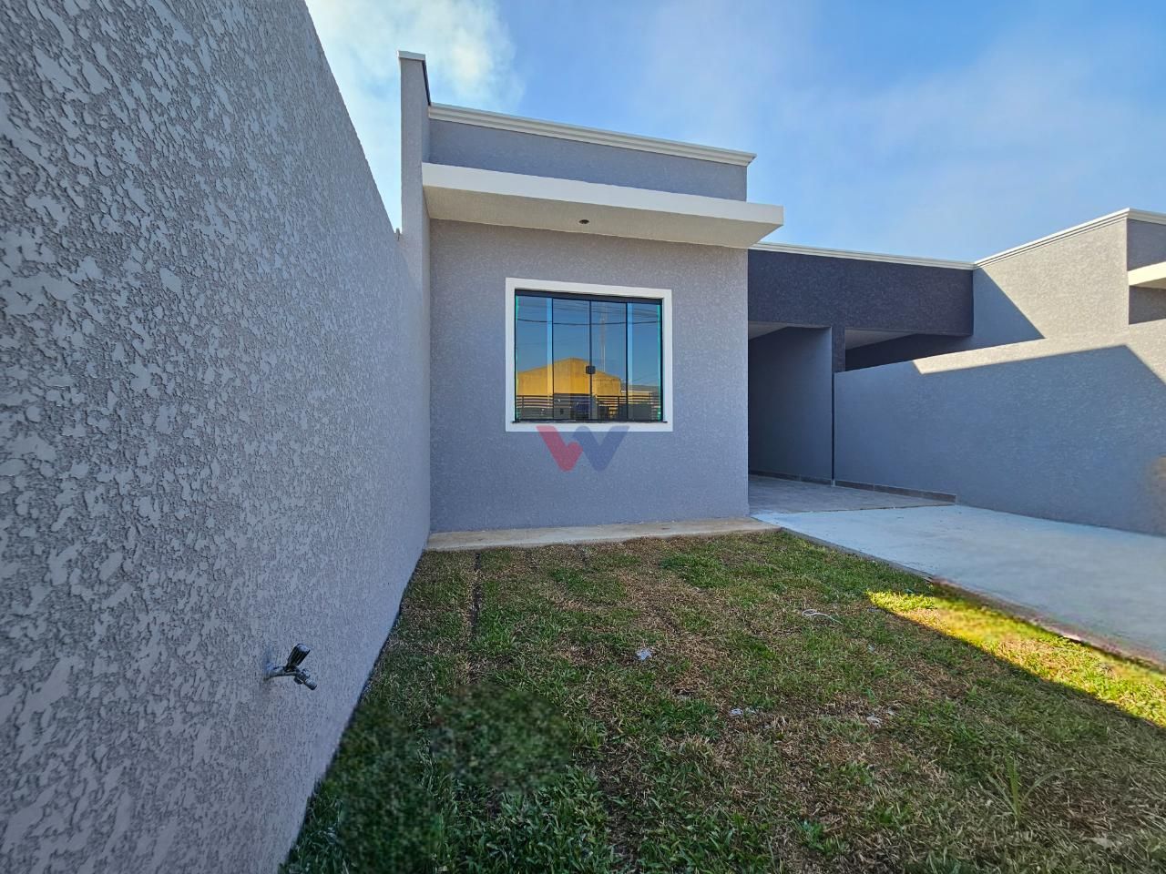 Casa Nova com 2 Quartos, Pé Direito Alto e Excelente Localização