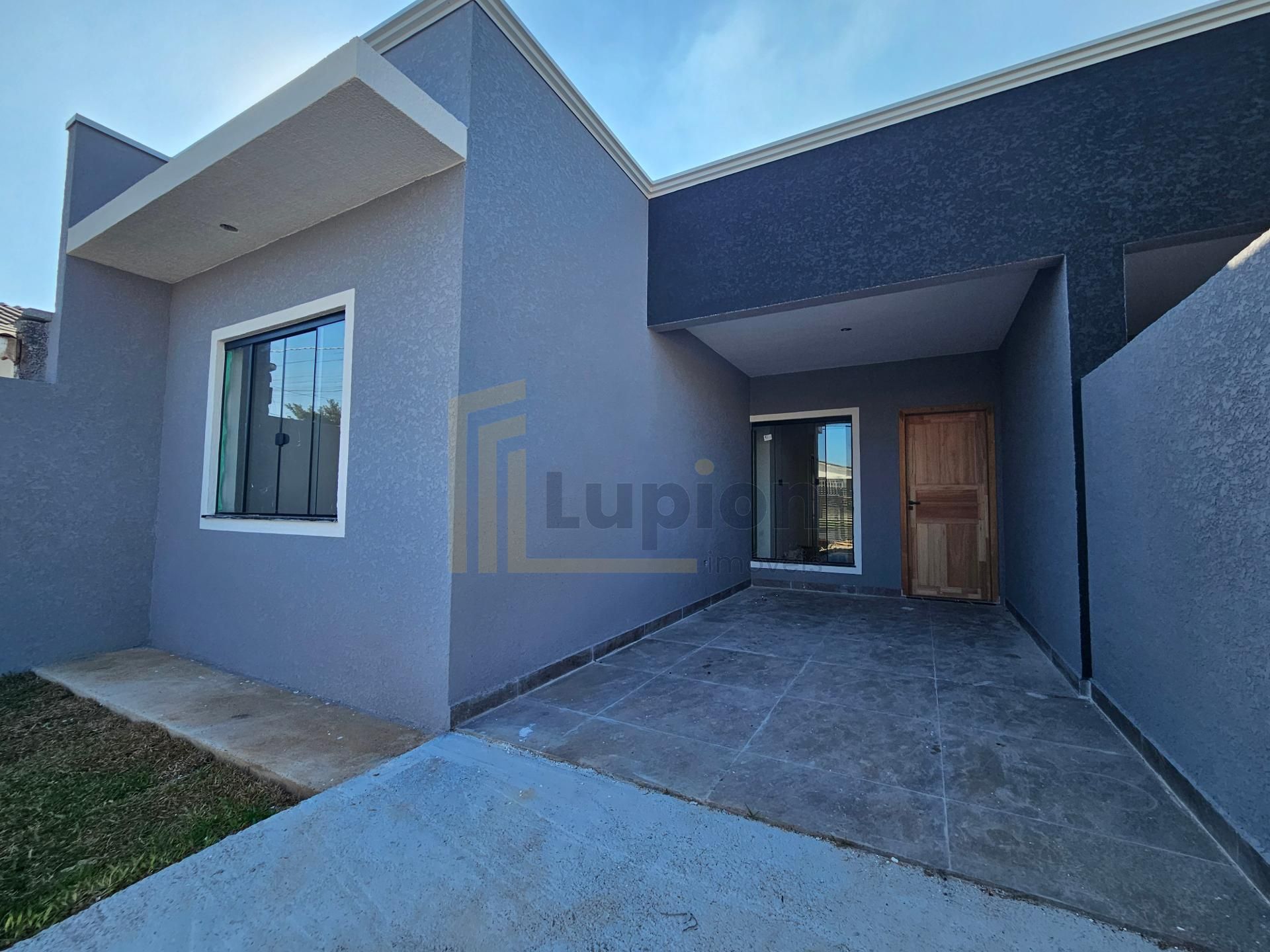 Casa Nova com 2 Quartos, Pé Direito Alto e Excelente Localização