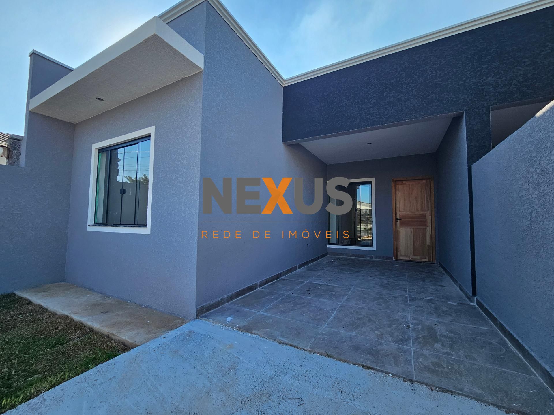 Casa Nova com 2 Quartos, Pé Direito Alto e Excelente Localização