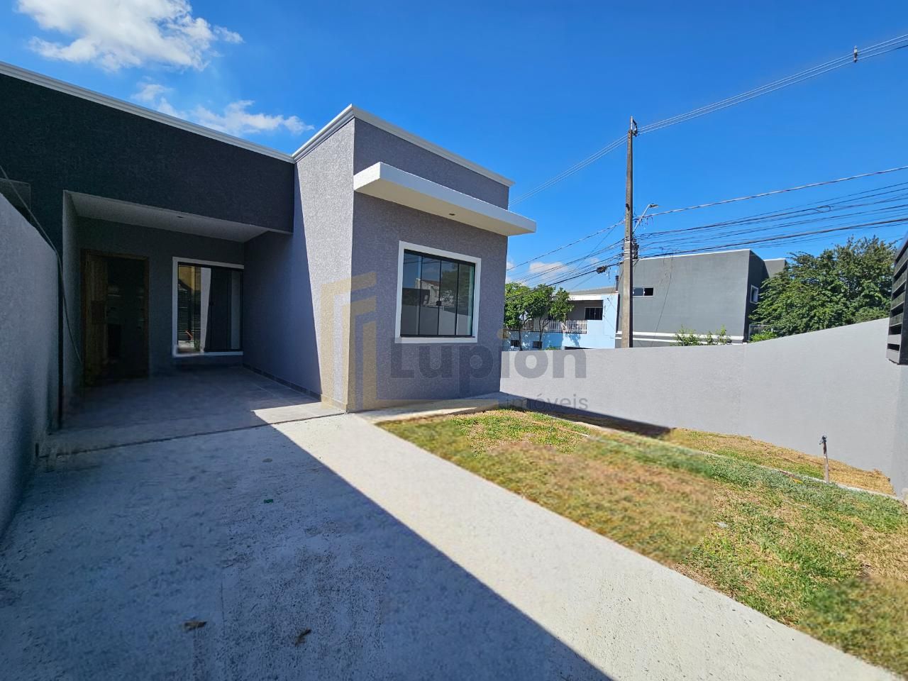 Casa Nova de Esquina com 2 Quartos, Pé Direito Alto e Amplo Es...