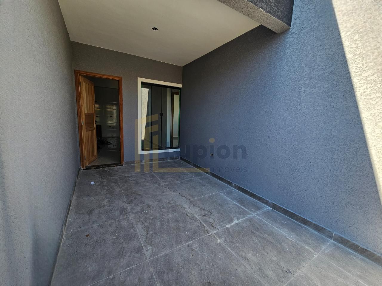 Casa Nova de Esquina com 2 Quartos, Pé Direito Alto e Amplo Es...