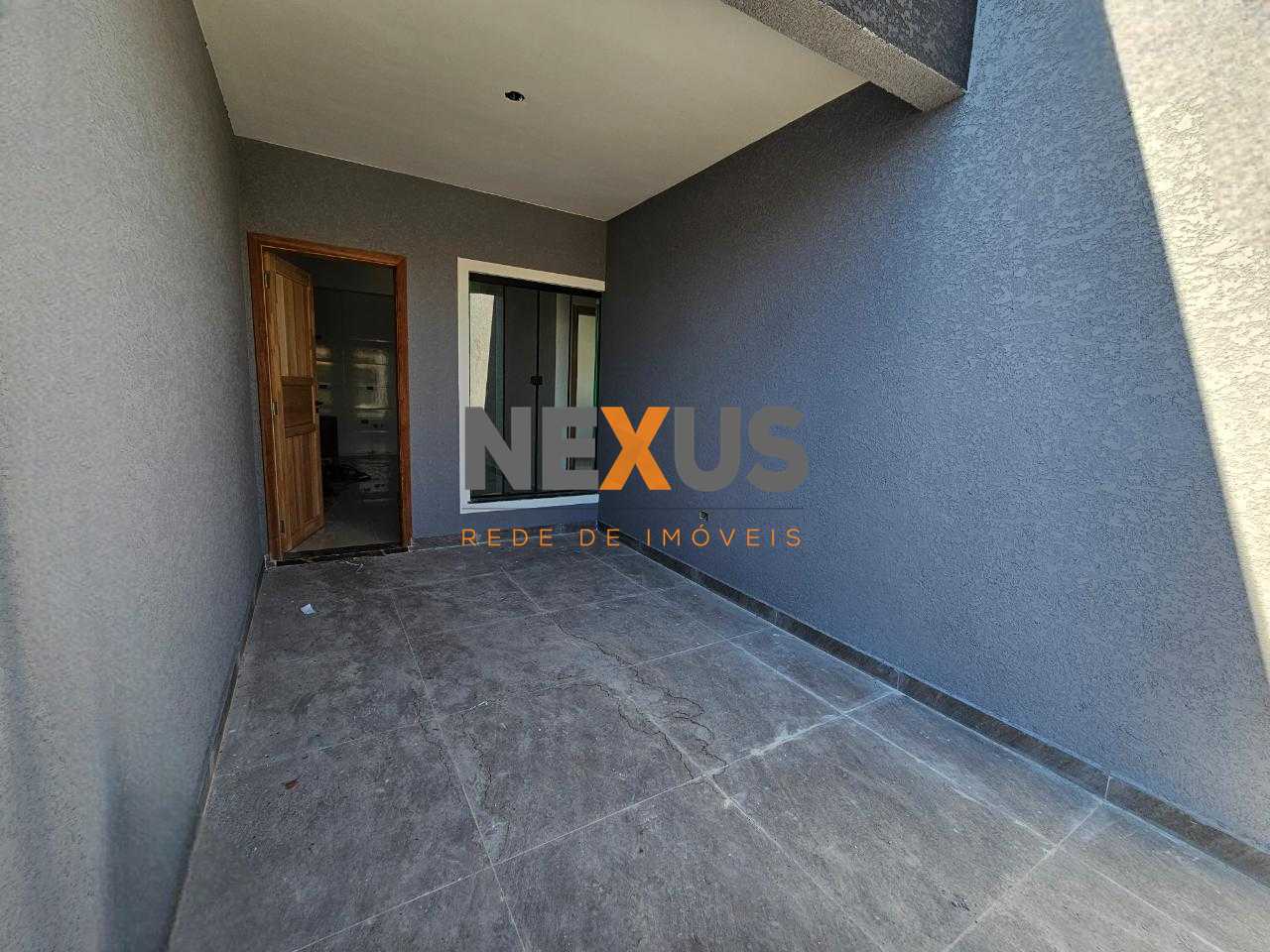 Casa Nova de Esquina com 2 Quartos, Pé Direito Alto e Amplo Es...