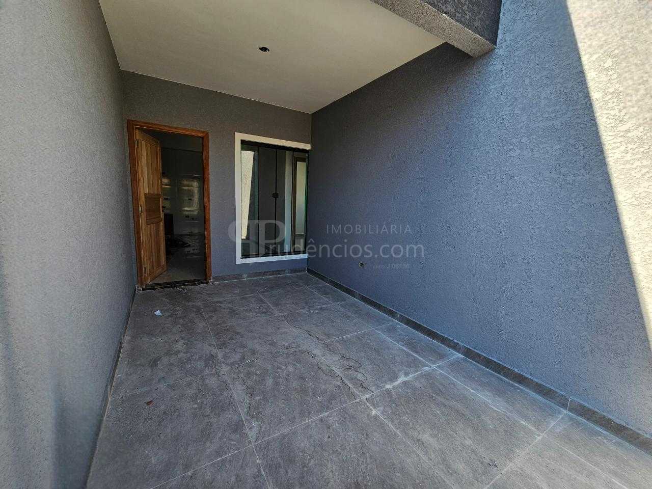 Casa Nova de Esquina com 2 Quartos, Pé Direito Alto e Amplo Es...