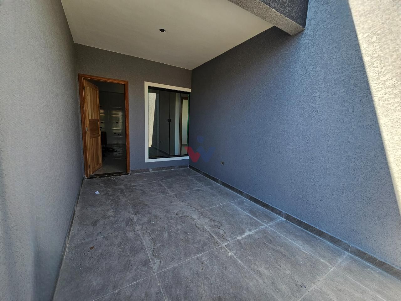 Casa Nova de Esquina com 2 Quartos, Pé Direito Alto e Amplo Es...