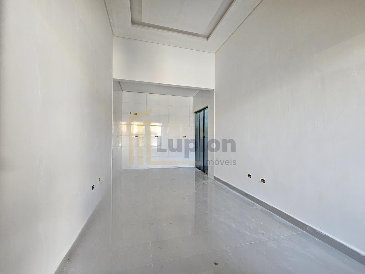 Casa Nova de Esquina com 2 Quartos, Pé Direito Alto e Amplo Es...