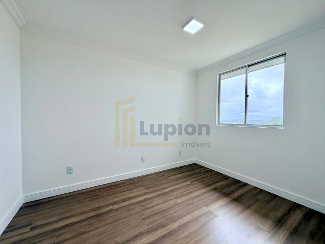 Apartamento Reformado com 2 Quartos, 46m , Último Andar e 1 Va...