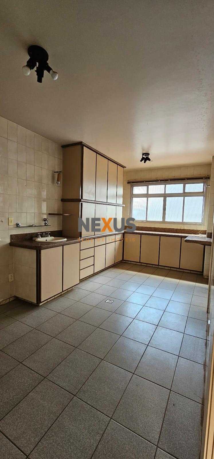 Apartamento amplo com 3 quartos e suíte no Edifício Cidade Ara...