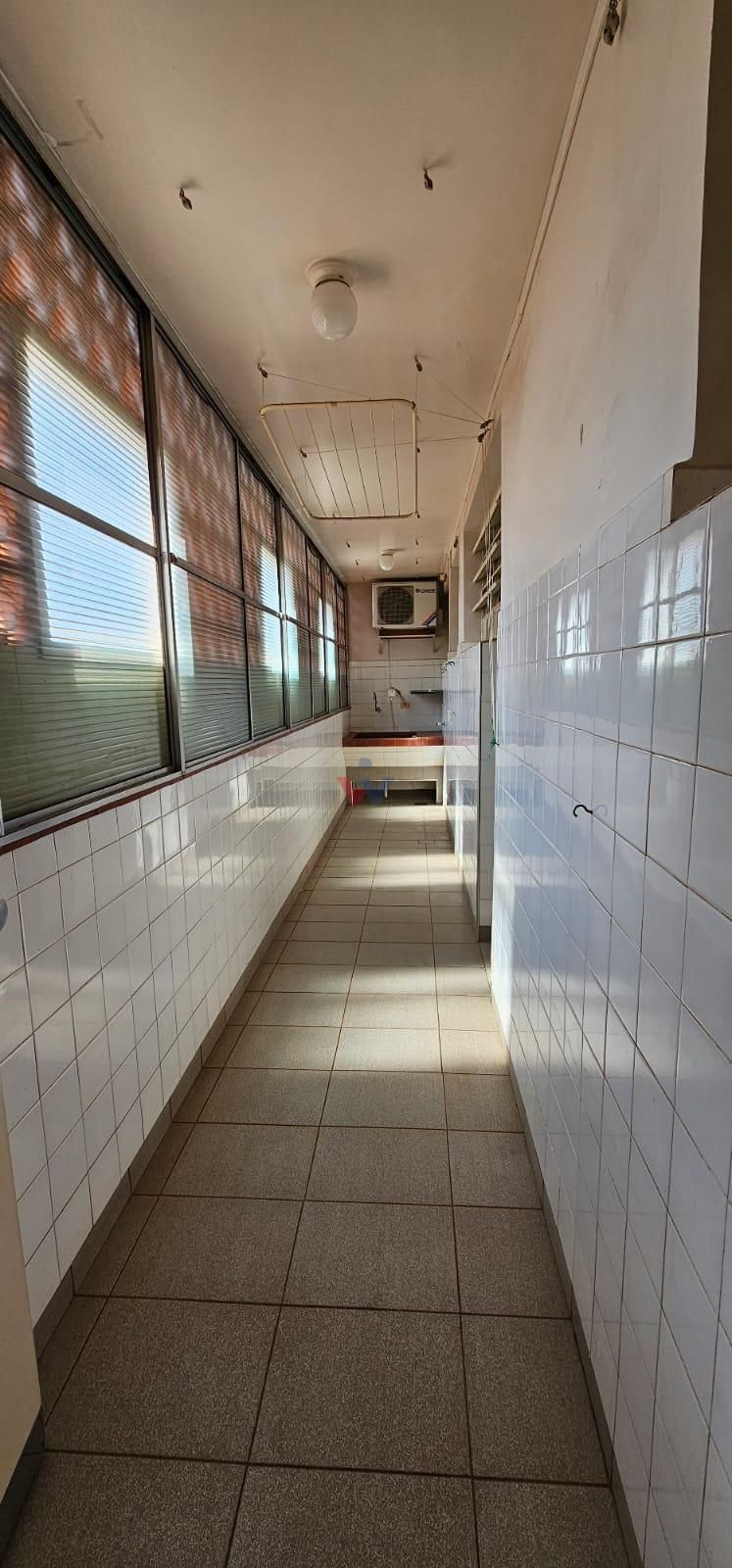 Apartamento amplo com 3 quartos e suíte no Edifício Cidade Ara...