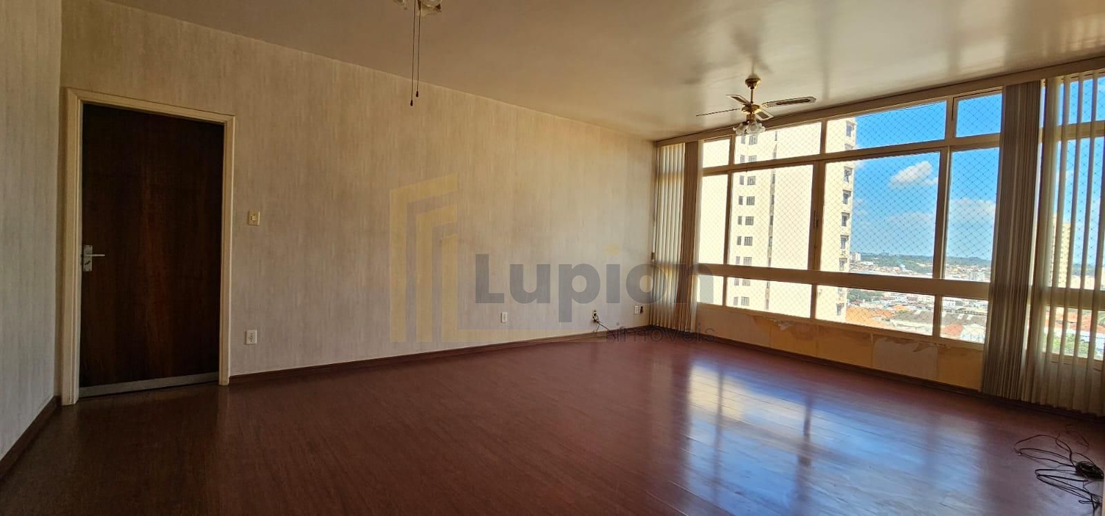 Apartamento amplo com 3 quartos e suíte no Edifício Cidade Ara...