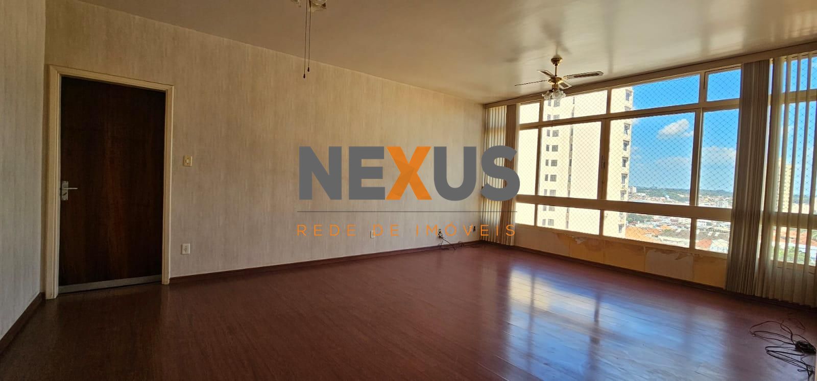 Apartamento amplo com 3 quartos e suíte no Edifício Cidade Ara...