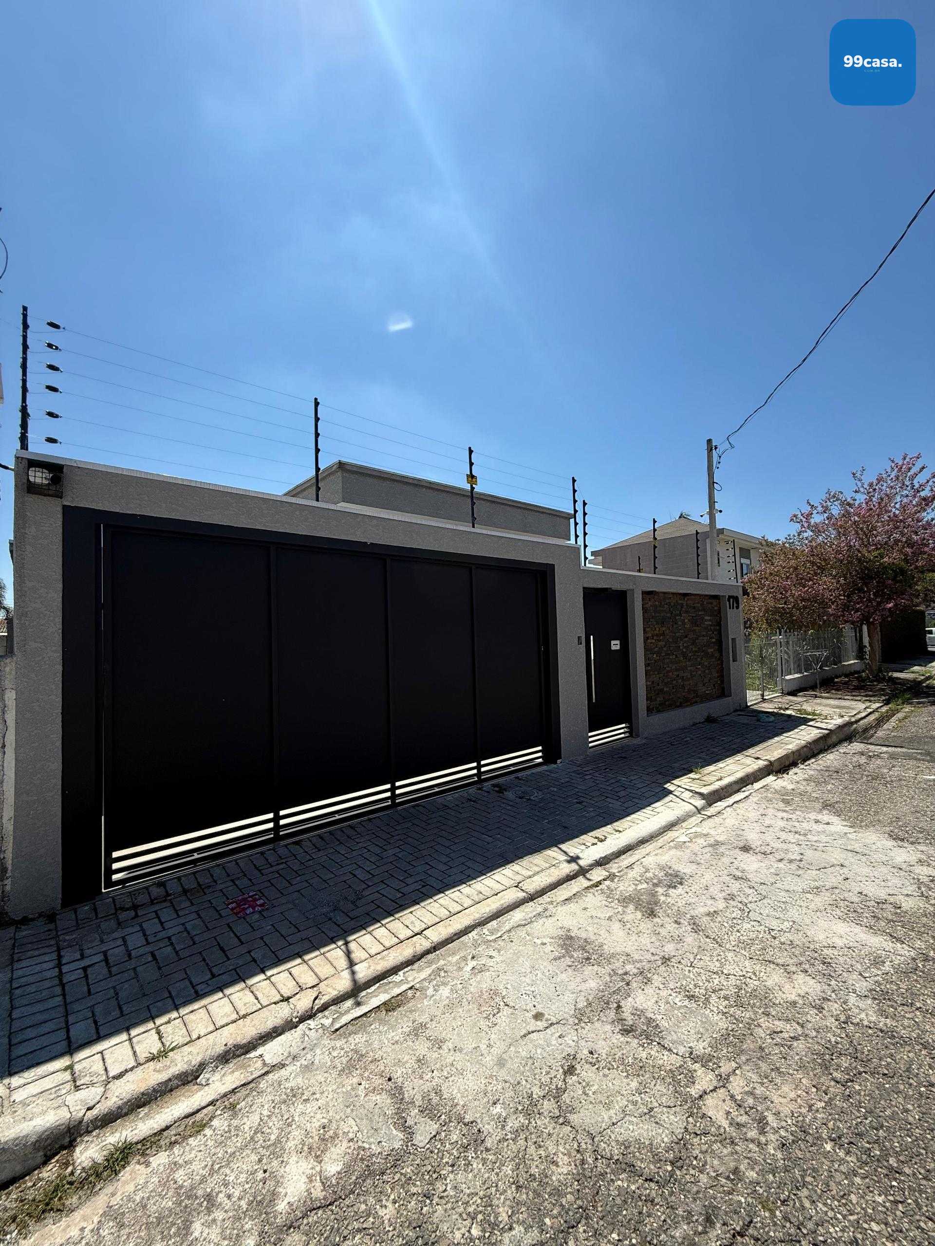 Casa Alto Padrão em Curitiba com Piscina Aquecida, 3 Quartos e...