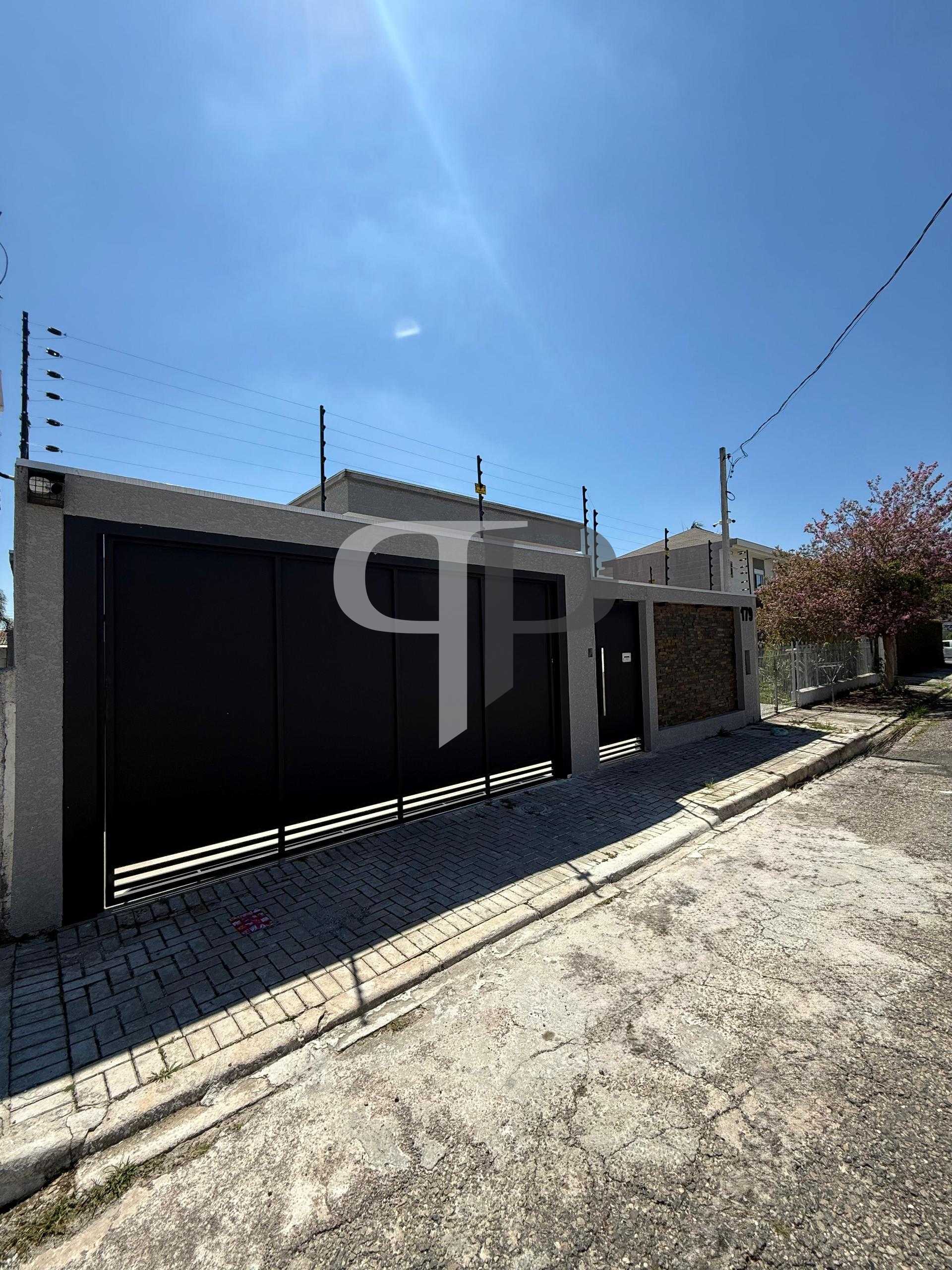 Casa Alto Padrão em Curitiba com Piscina Aquecida, 3 Quartos e...