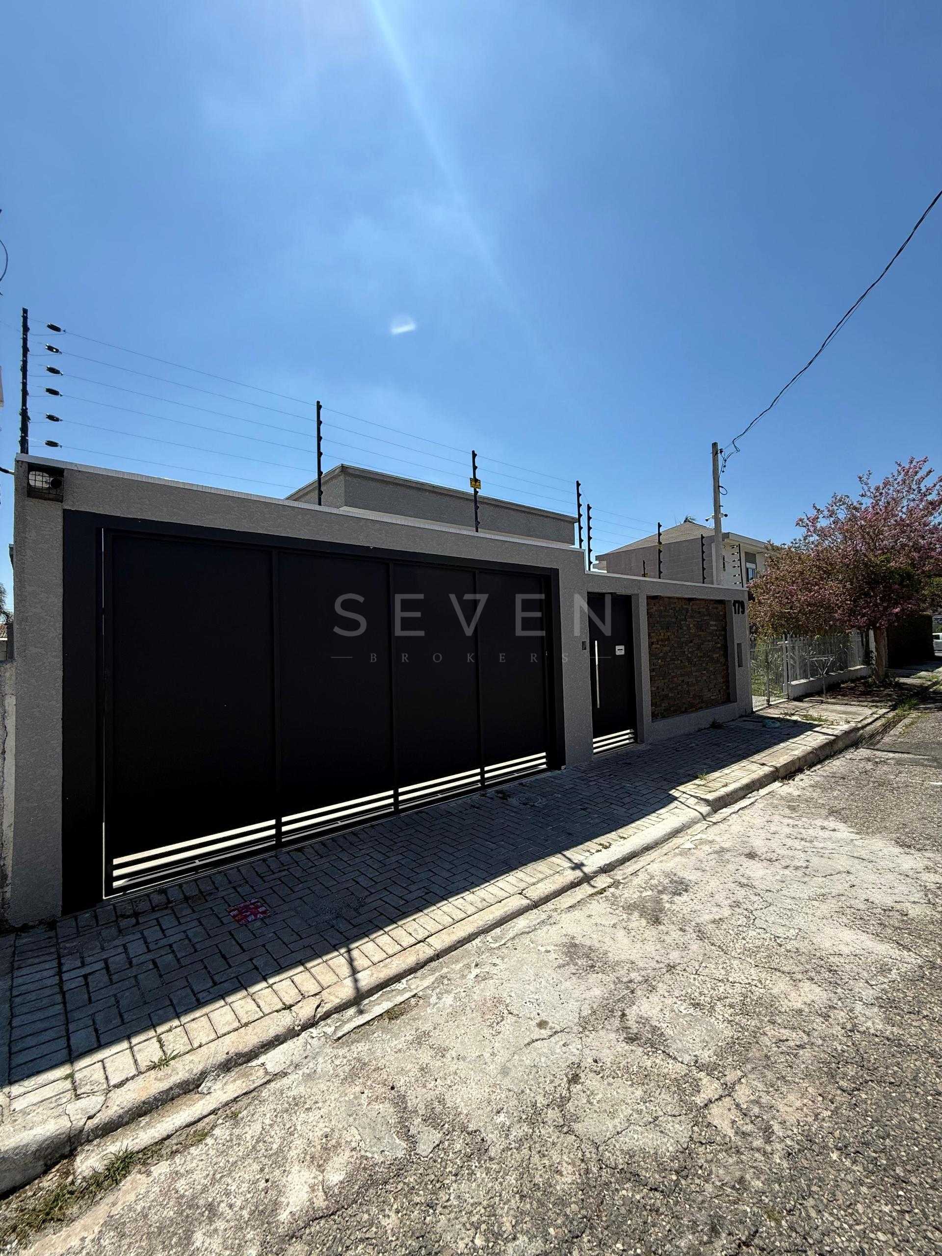 Casa Alto Padrão em Curitiba com Piscina Aquecida, 3 Quartos e...