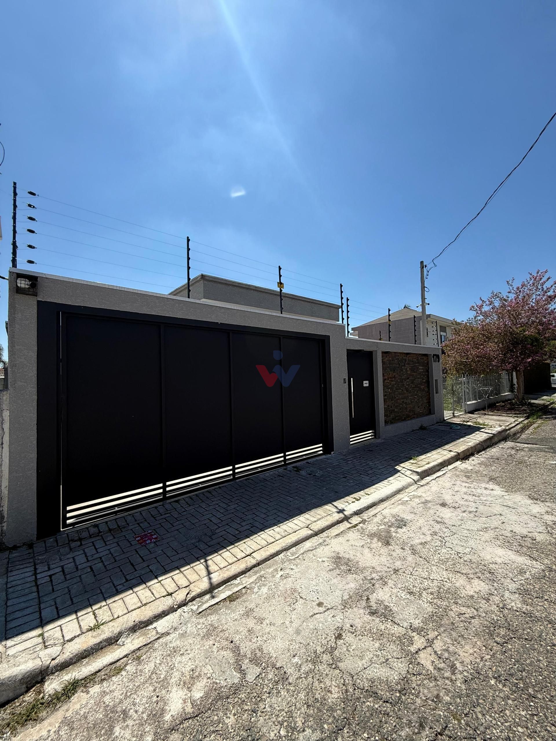 Casa Alto Padrão em Curitiba com Piscina Aquecida, 3 Quartos e...