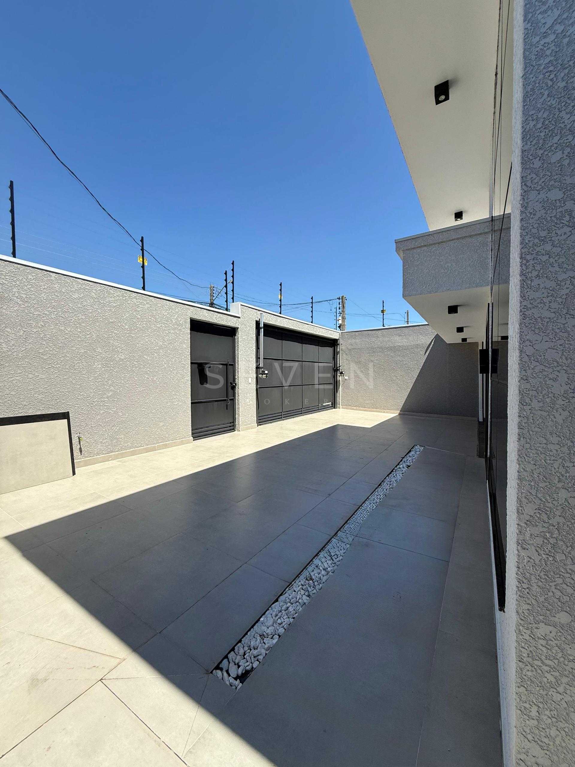 Casa Alto Padrão em Curitiba com Piscina Aquecida, 3 Quartos e...