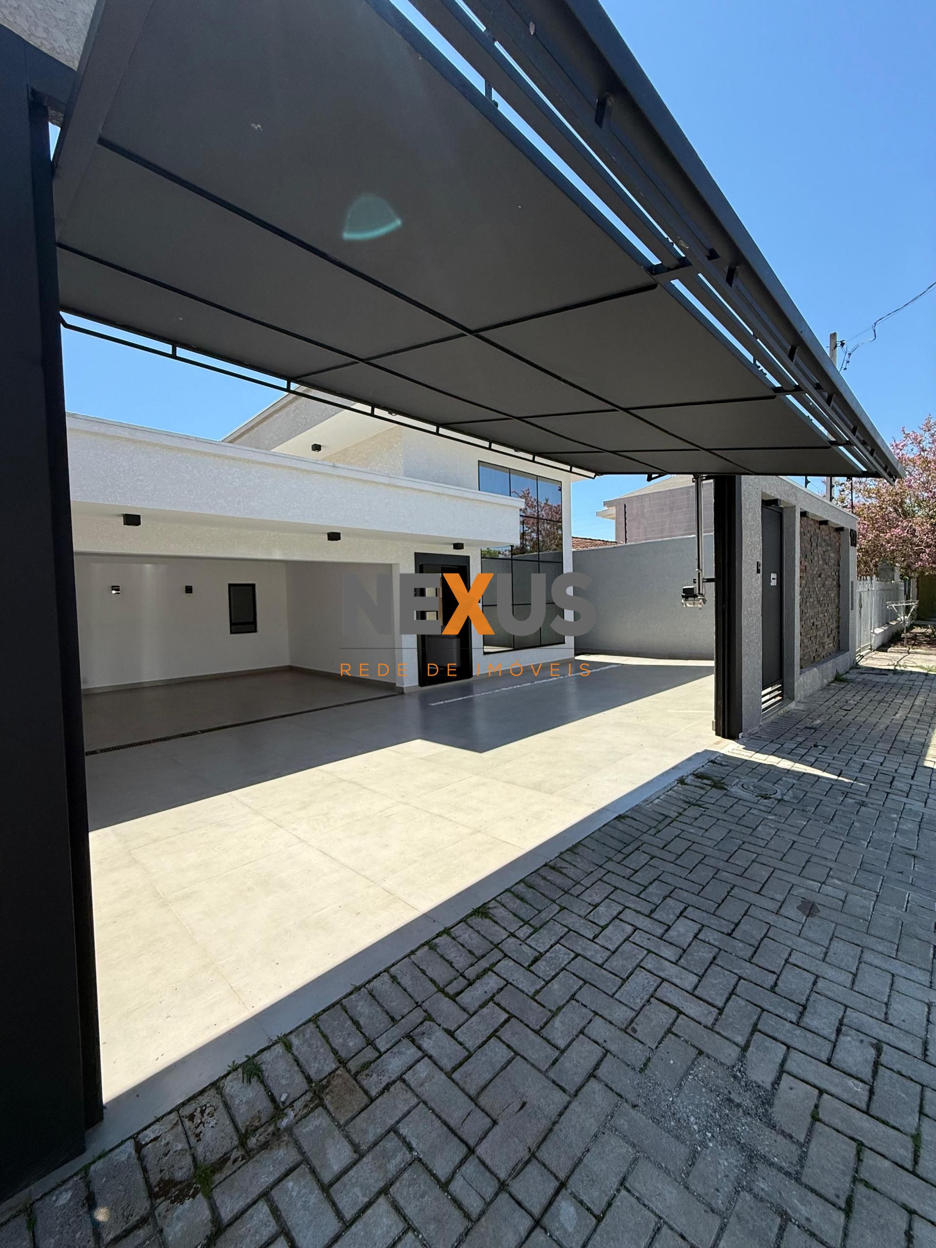 Casa Alto Padrão em Curitiba com Piscina Aquecida, 3 Quartos e...