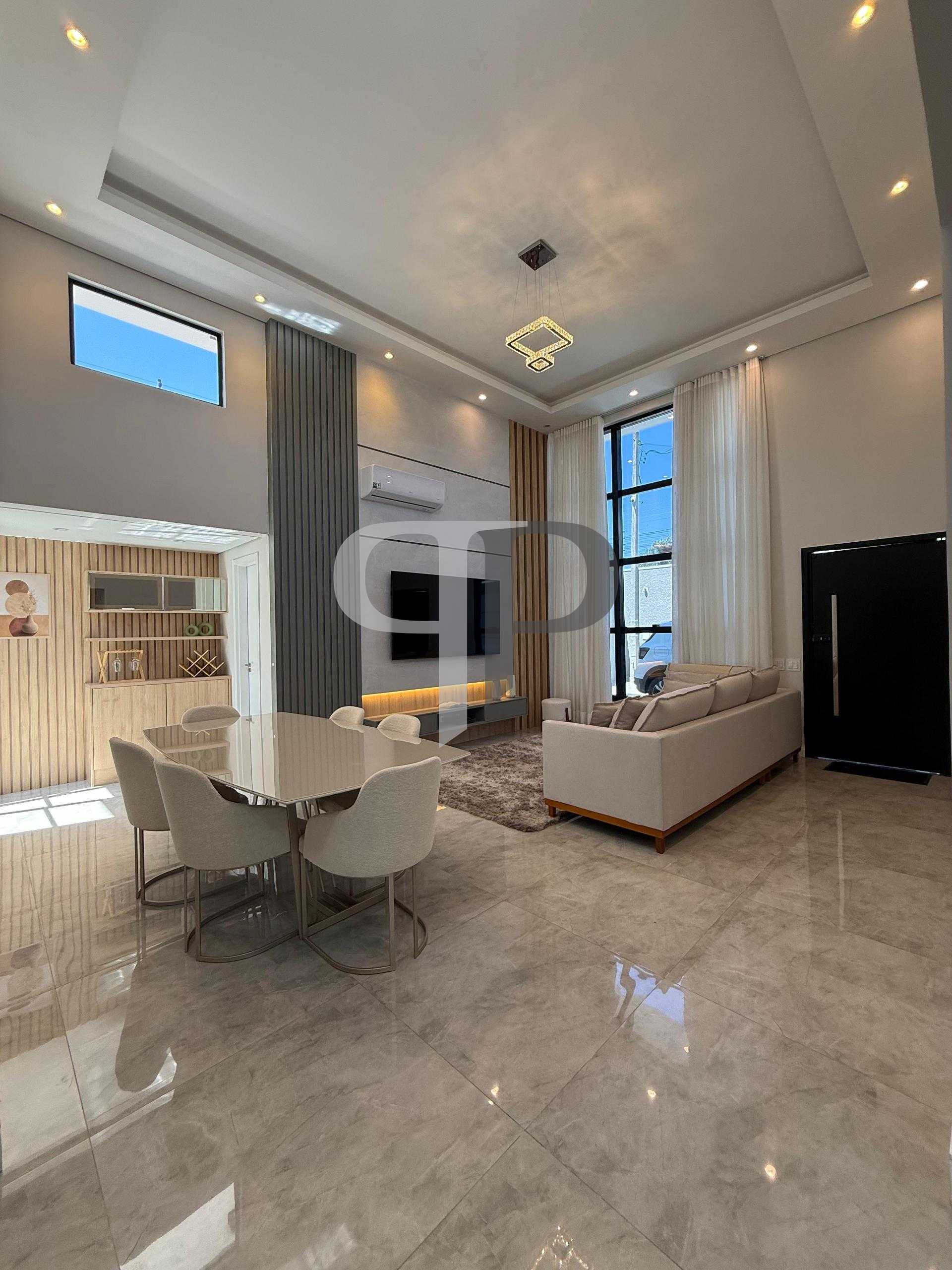 Casa Alto Padrão em Curitiba com Piscina Aquecida, 3 Quartos e...