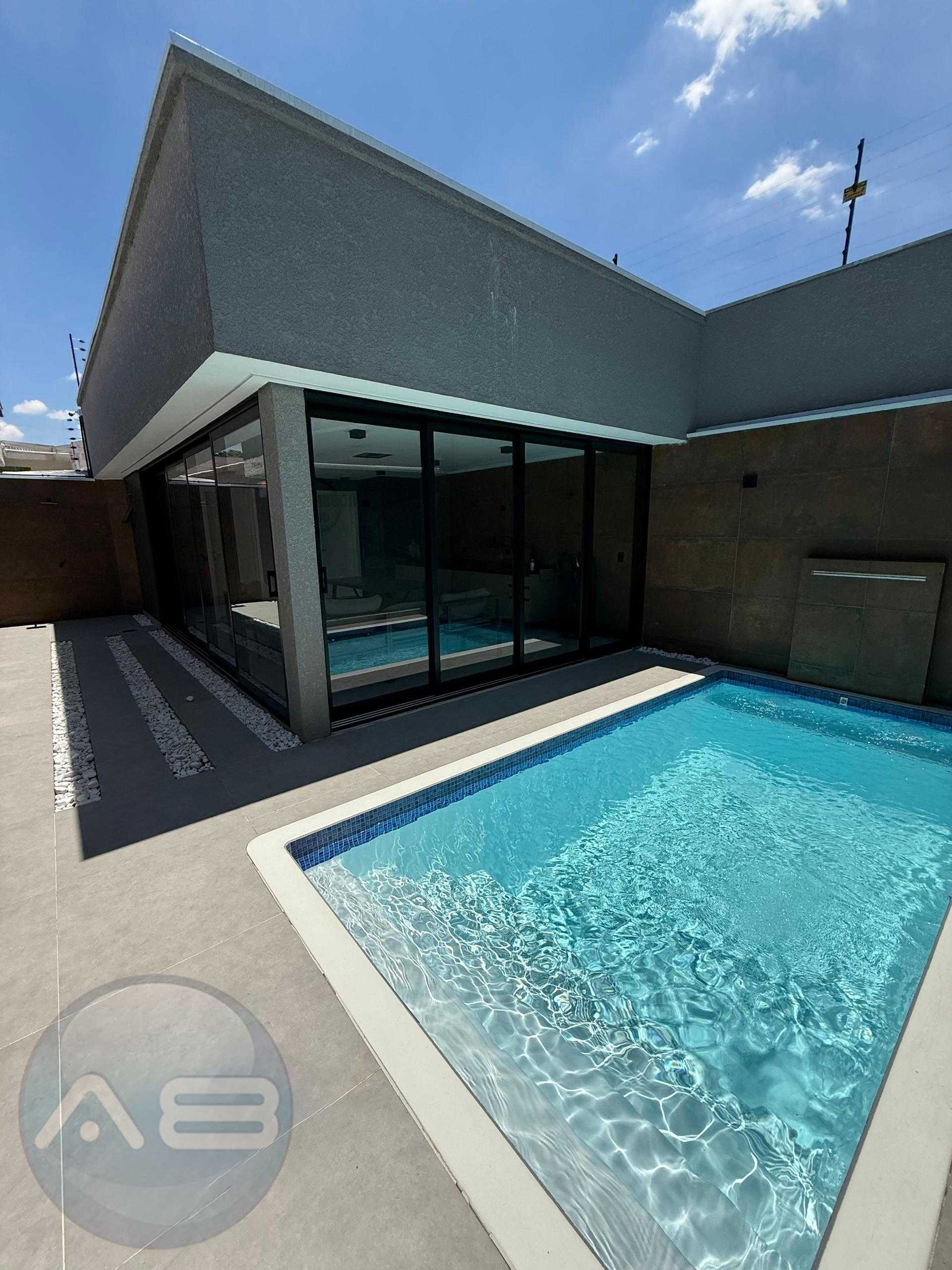 Casa Alto Padr?o em Curitiba com Piscina Aquecida, 3 Quartos e...