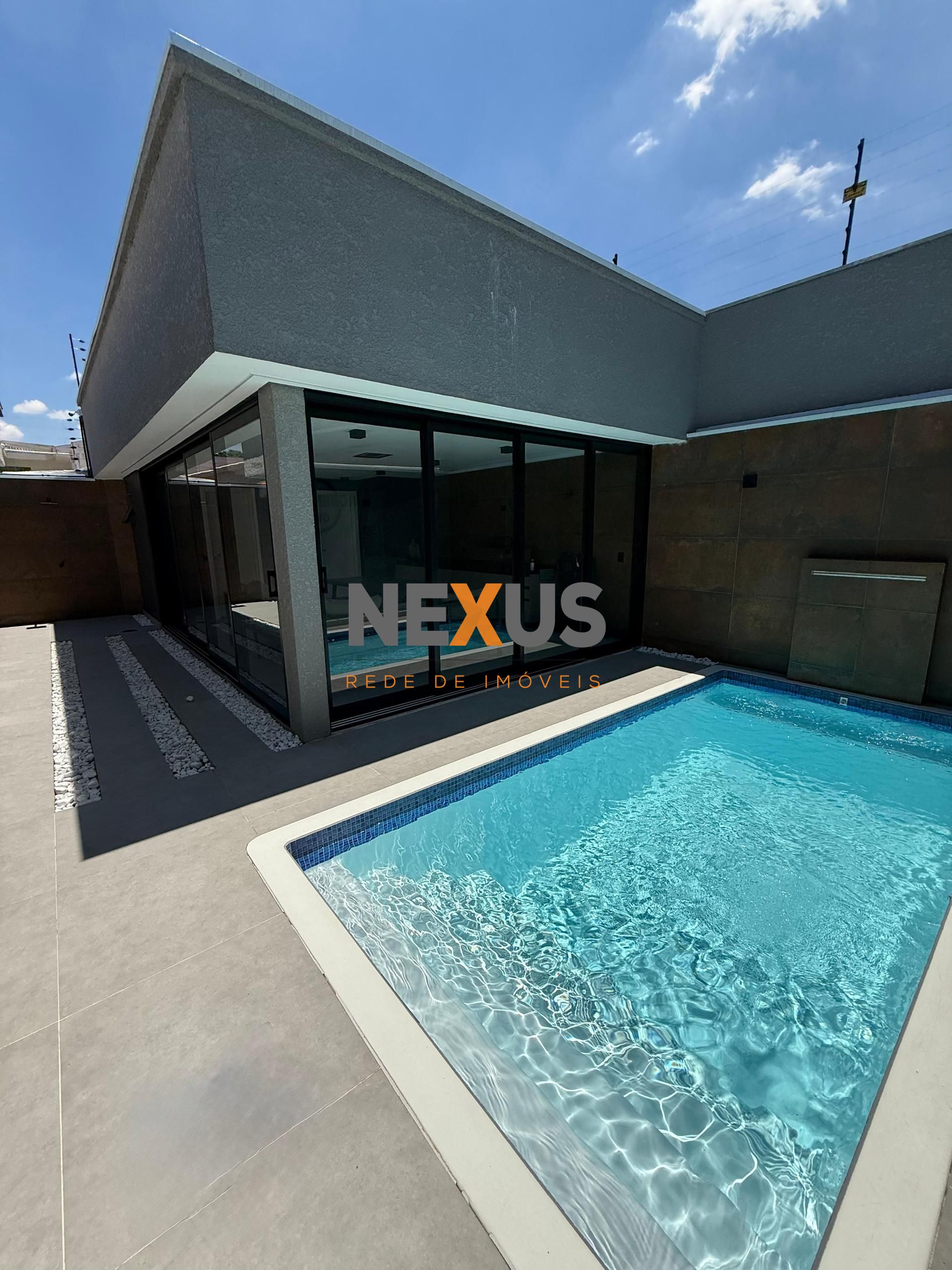 Casa Alto Padrão em Curitiba com Piscina Aquecida, 3 Quartos e...