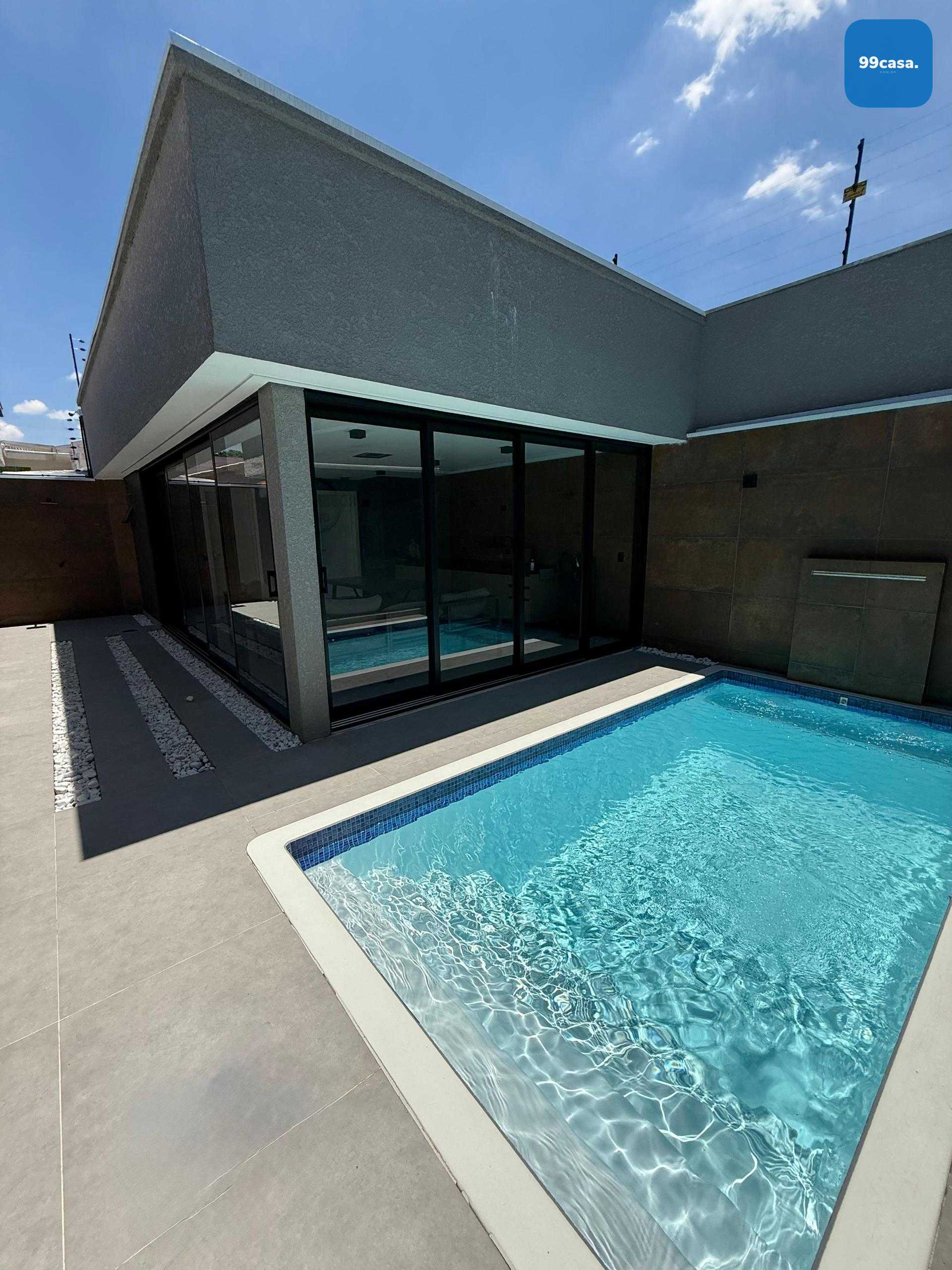 Casa Alto Padrão em Curitiba com Piscina Aquecida, 3 Quartos e...