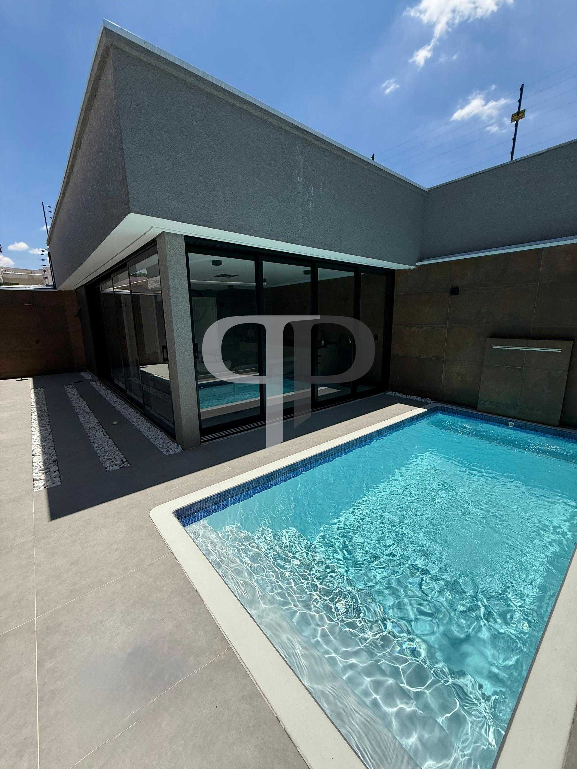 Casa Alto Padrão em Curitiba com Piscina Aquecida, 3 Quartos e...