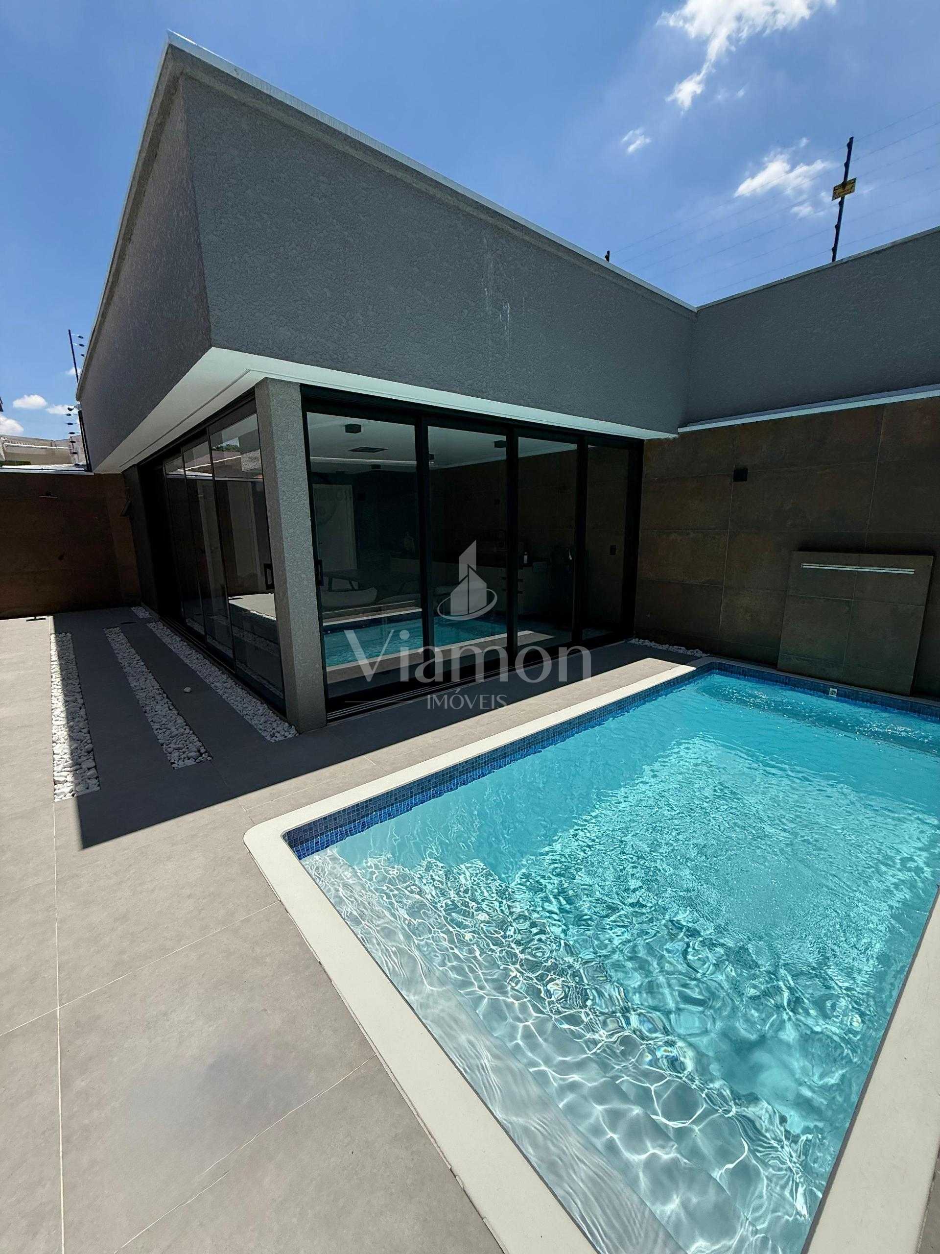 Casa Alto Padrão em Curitiba com Piscina Aquecida, 3 Quartos e...
