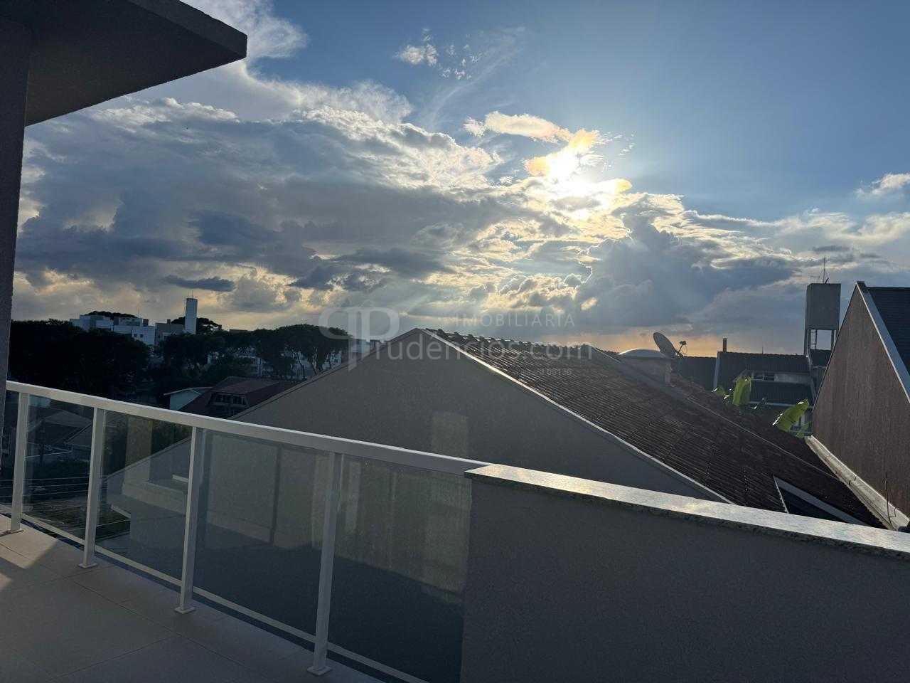 Sobrados no Pilarzinho com 3 quartos, ático, ideal para famíli...