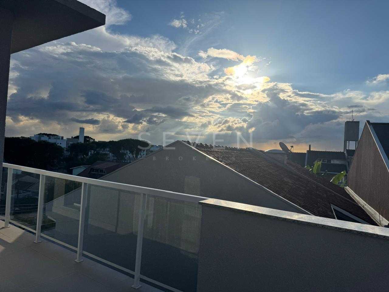 Sobrados no Pilarzinho com 3 quartos, ático, ideal para famíli...