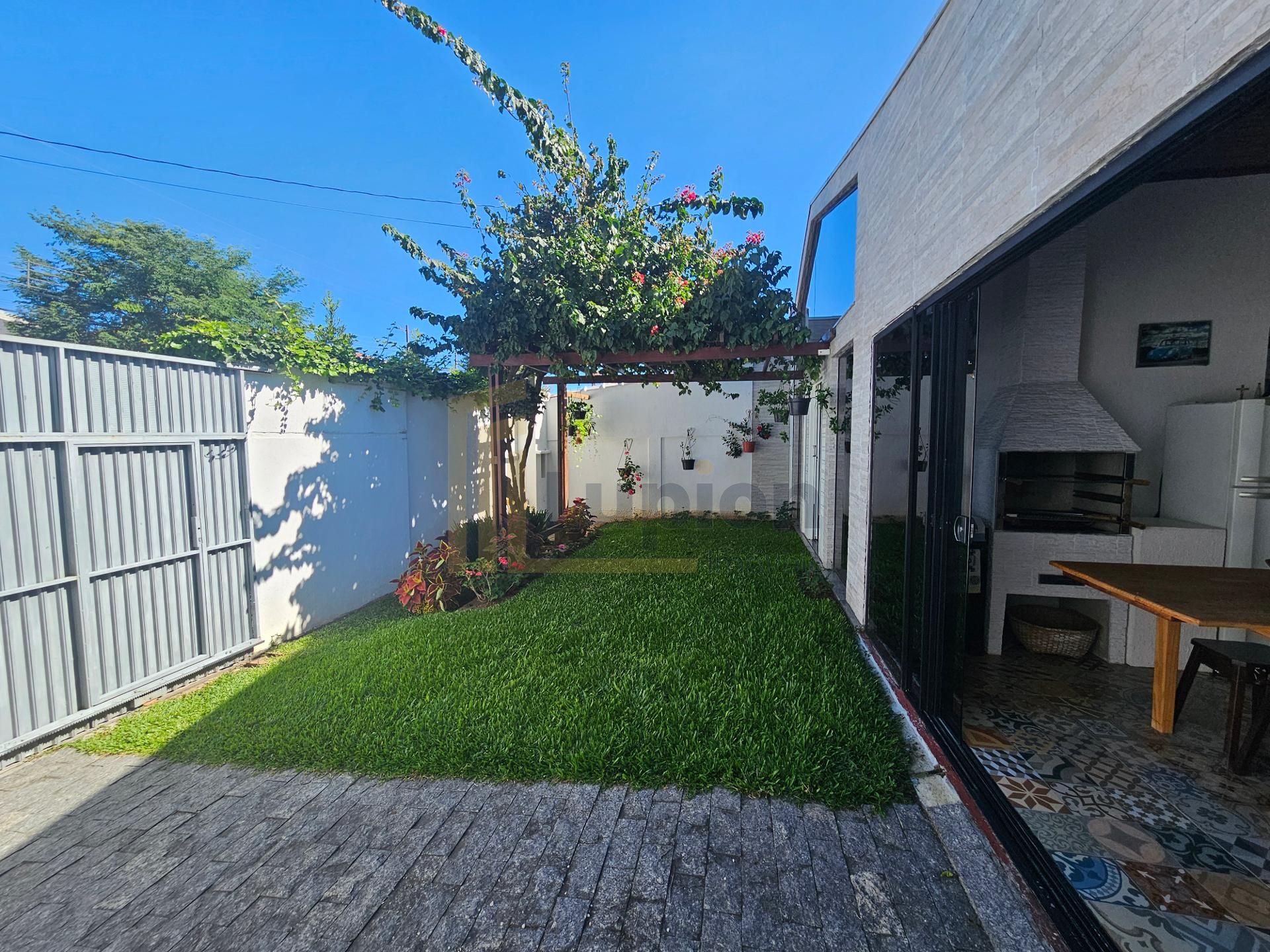 Casa com 03 dormítórios, sendo 01 suíte , Fazenda Velha, Arauc...