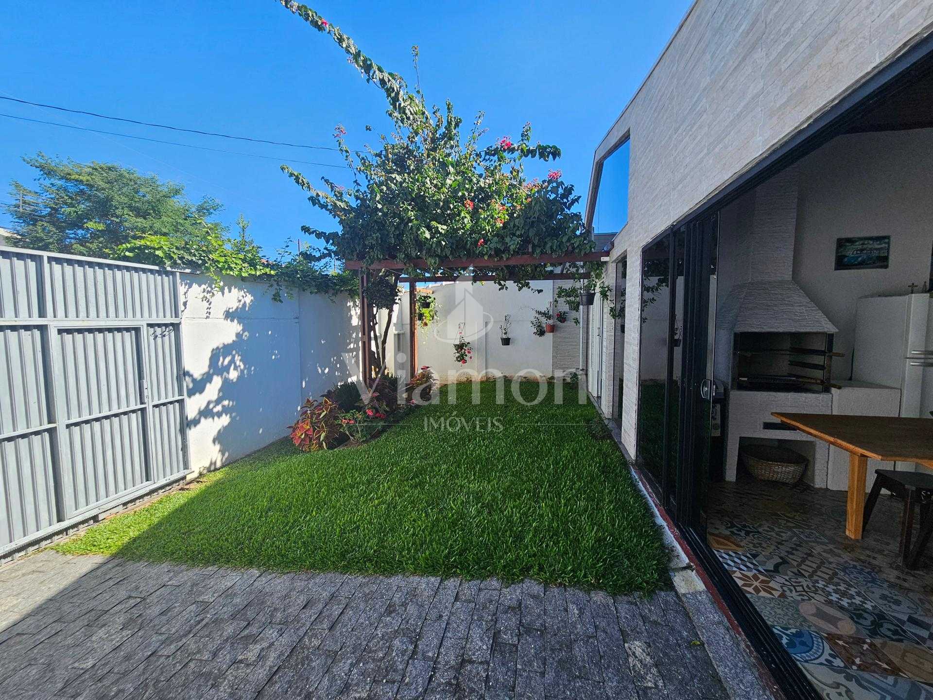 Casa com 03 dormítórios, sendo 01 suíte , Fazenda Velha, Arauc...