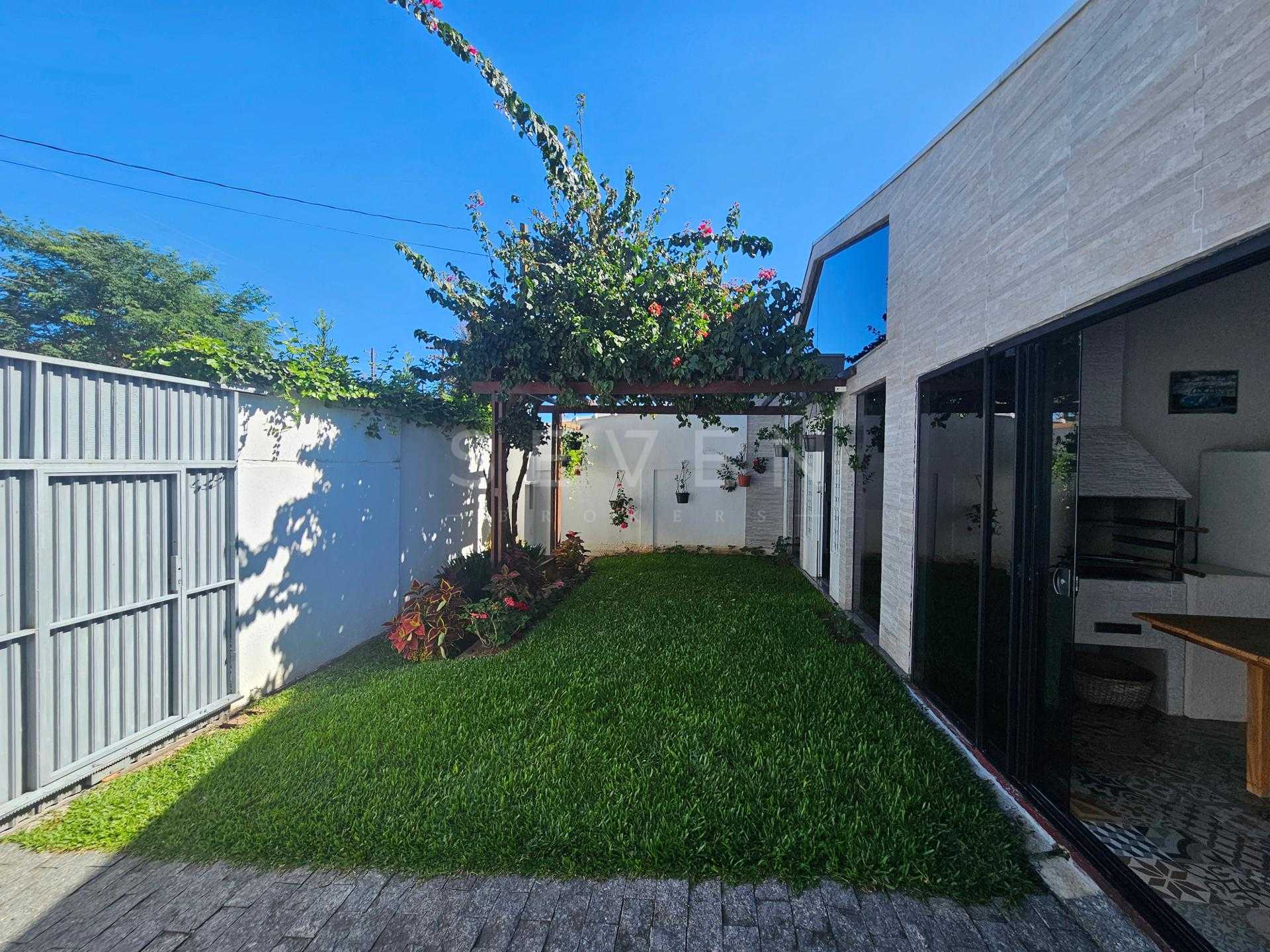 Casa com 03 dormítórios, sendo 01 suíte , Fazenda Velha, Arauc...