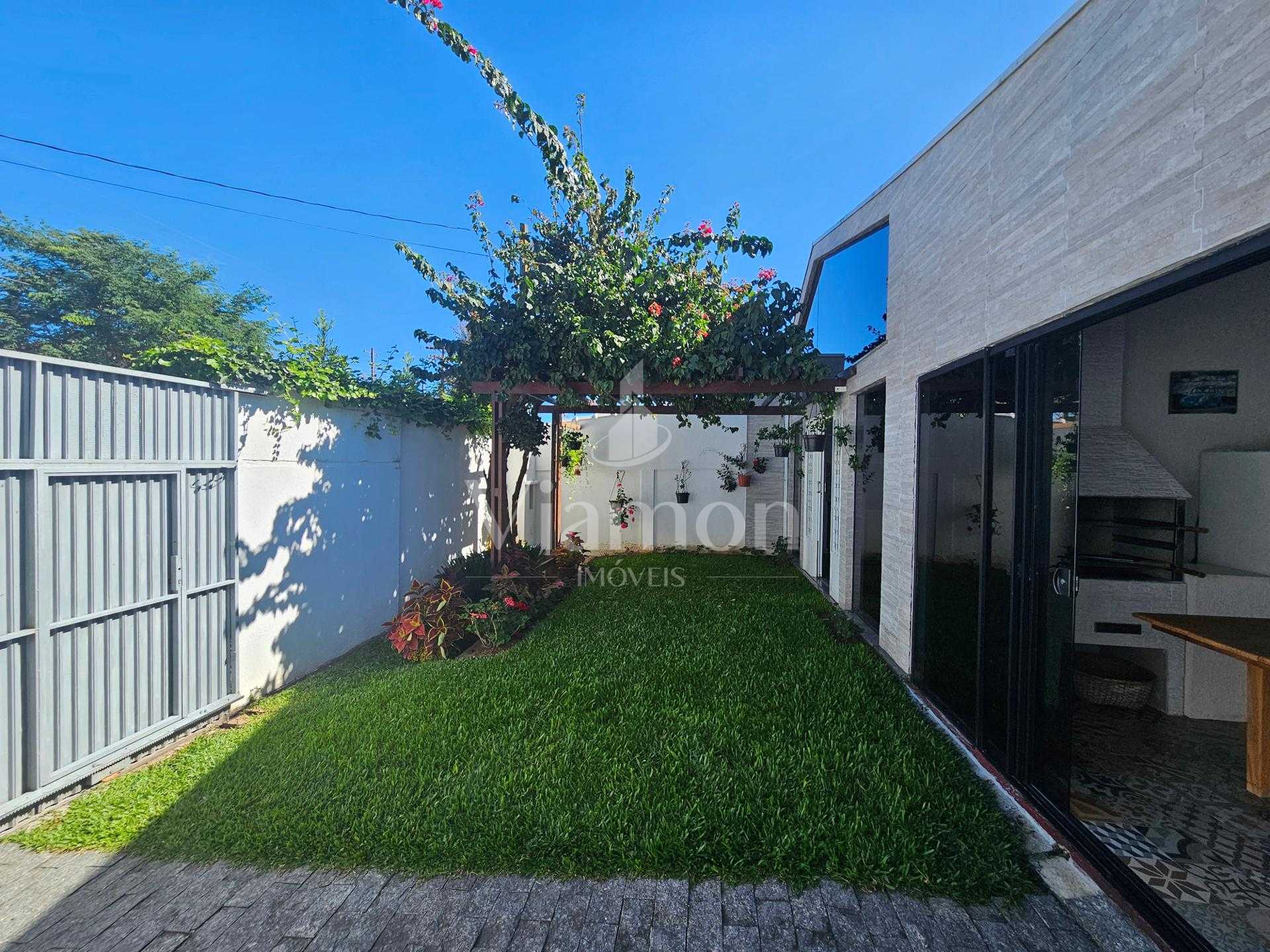 Casa com 03 dormítórios, sendo 01 suíte , Fazenda Velha, Arauc...