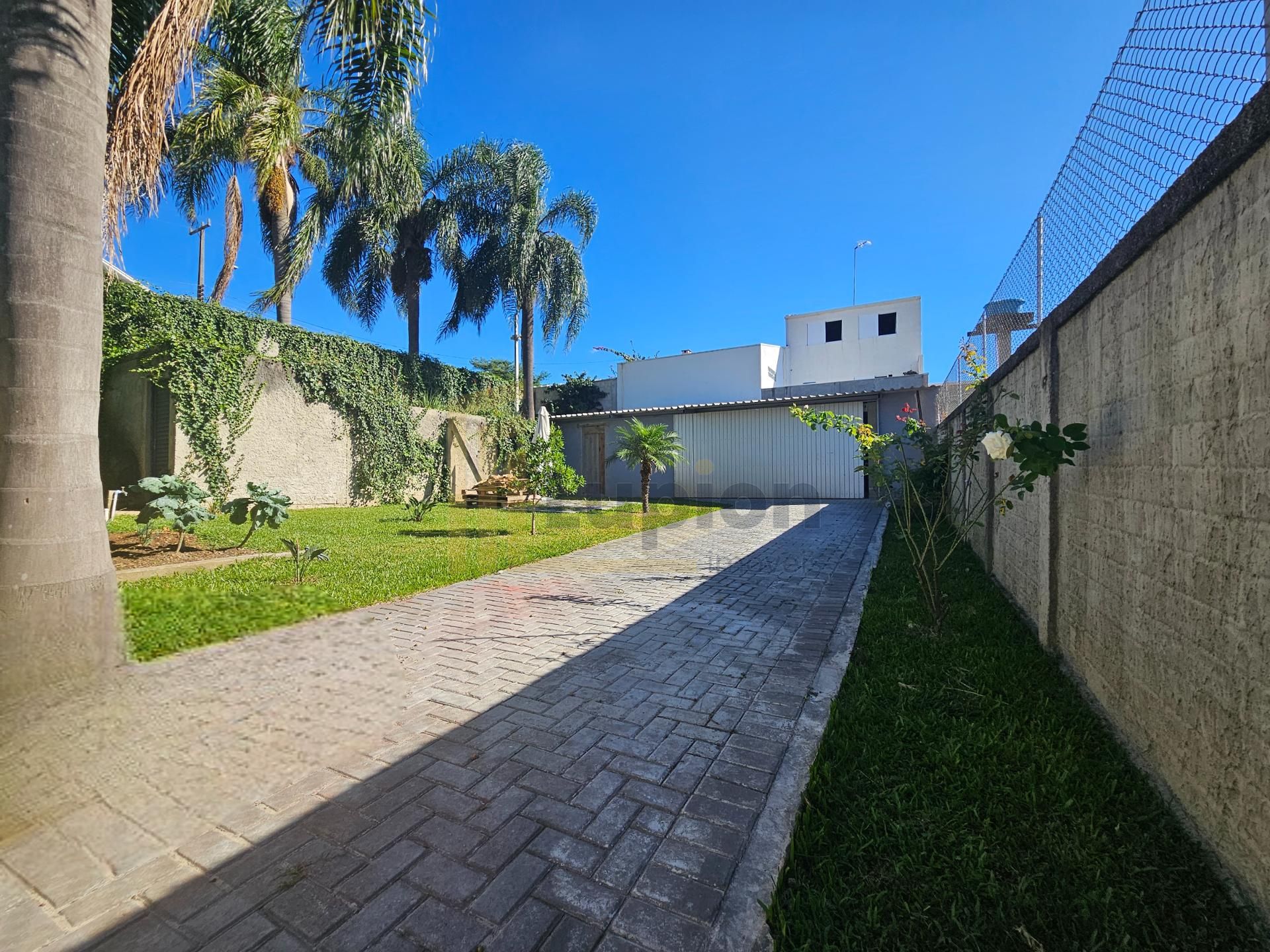 Casa com 57m  em terreno de  316m , esquina,  em Araucária  Ba...