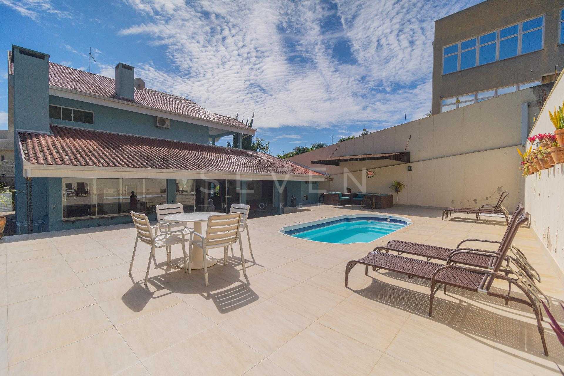 Casa ao lado da Eduardo Sprada, com piscina, gourmet, rua sem ...