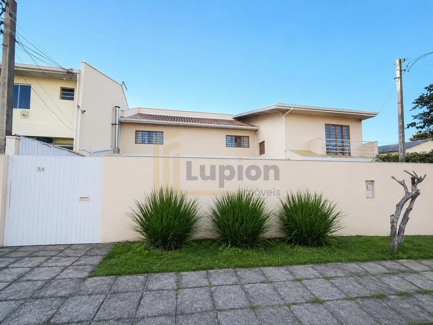 CASA AMPLA COM 164m² , 2 SUÍTES, 5 VAGAS, LOCALIZAÇÃO ESTRATÉG...