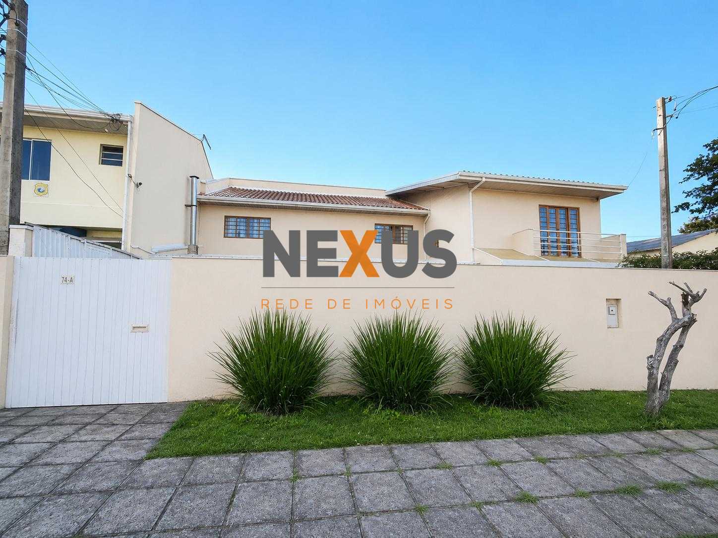 CASA AMPLA COM 163m² , 2 SUÍTES, 5 VAGAS, LOCALIZAÇÃO ESTRATÉG...