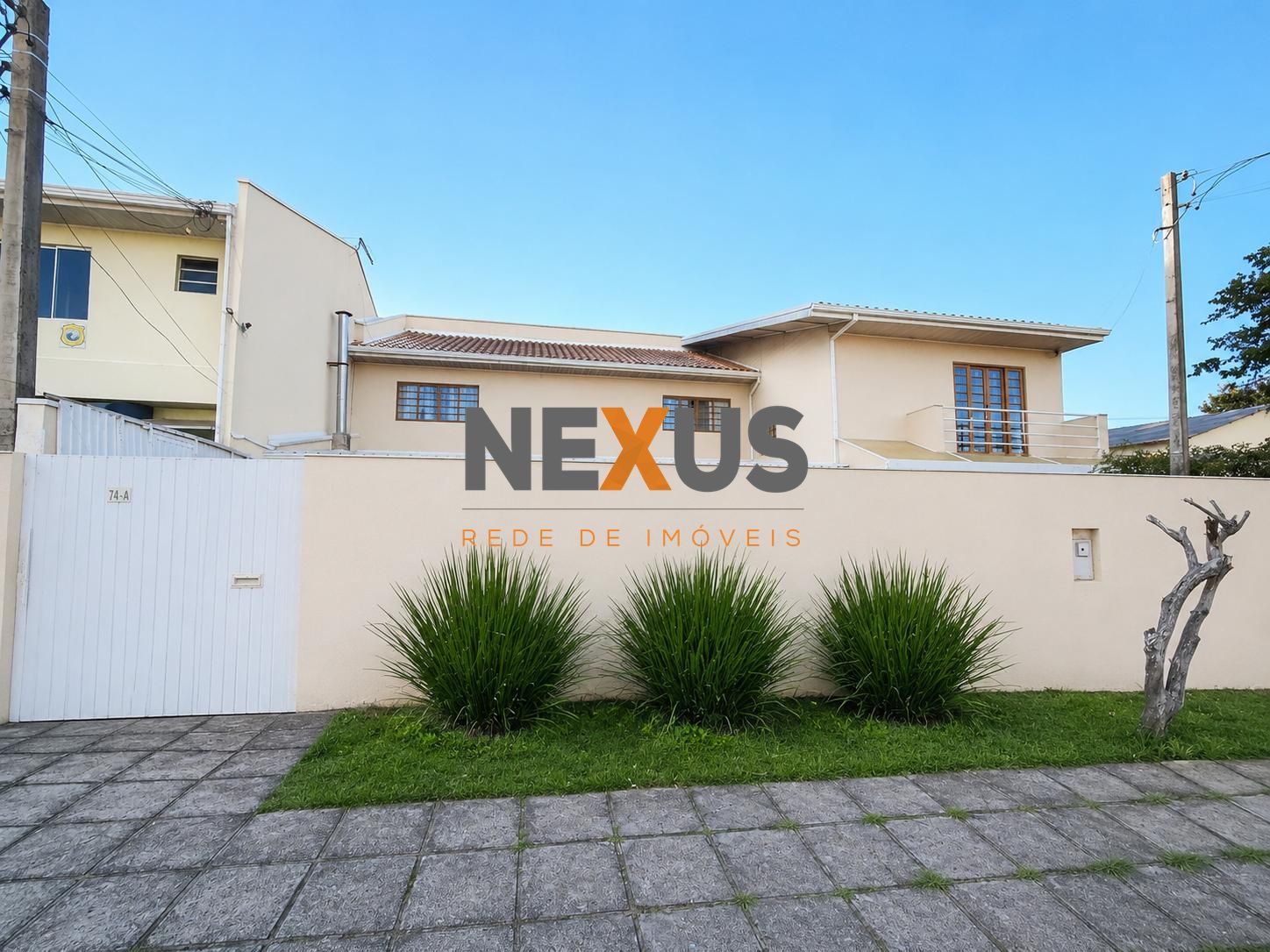 CASA AMPLA COM 163m² , 2 SUÍTES, 5 VAGAS, LOCALIZAÇÃO ESTRATÉG...