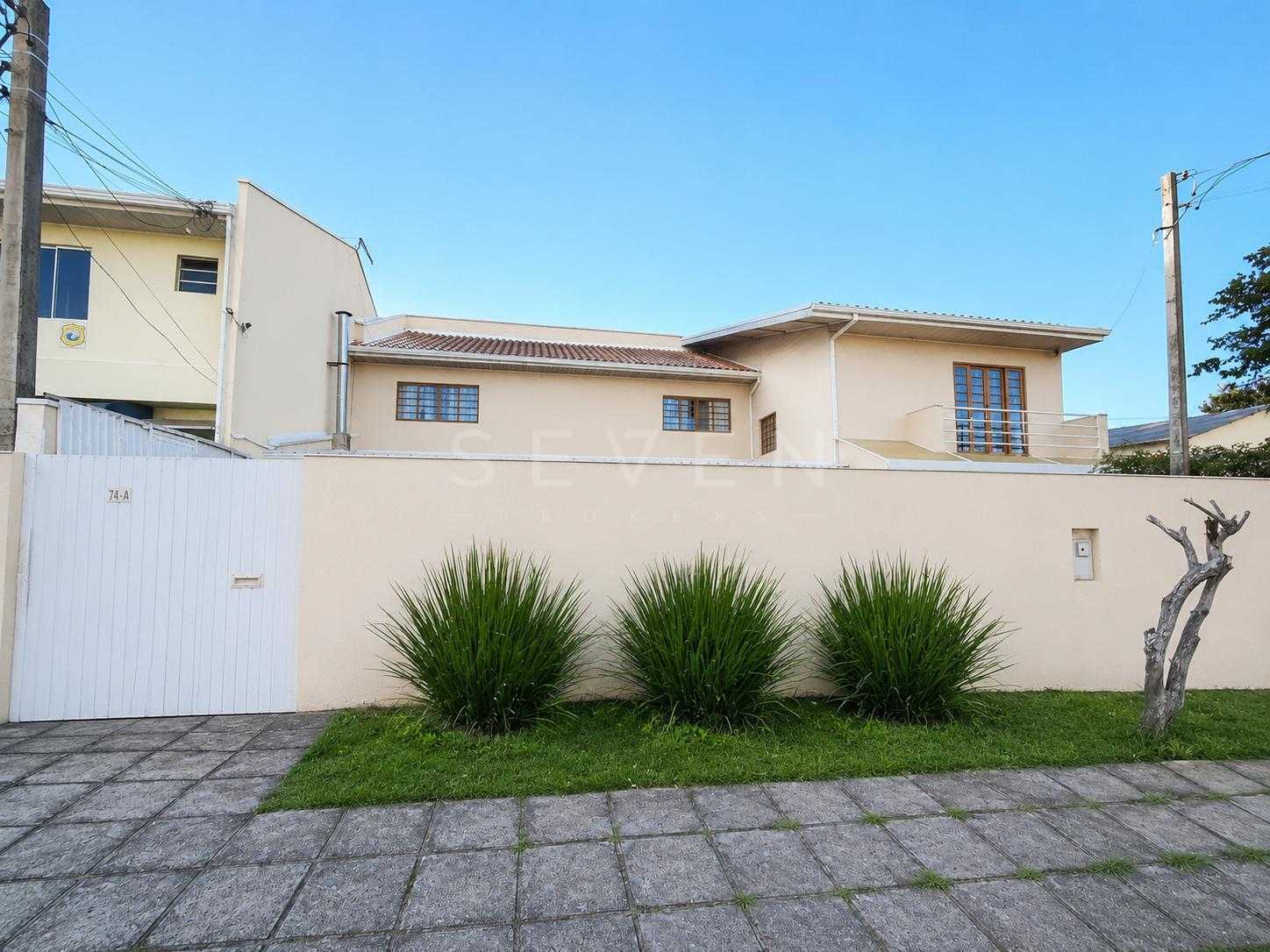 CASA AMPLA COM 164m² , 2 SUÍTES, 5 VAGAS, LOCALIZAÇÃO ESTRATÉG...