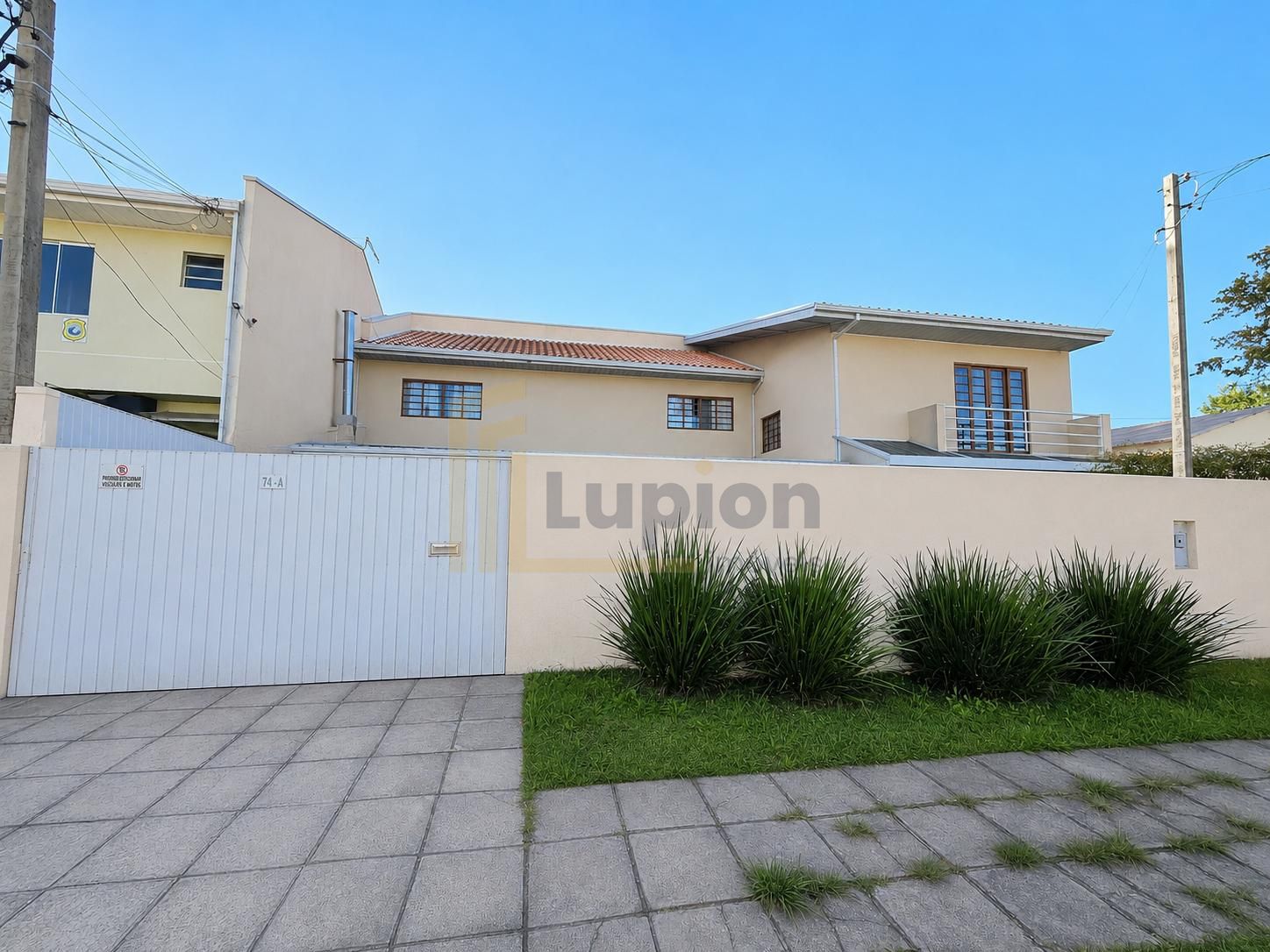 CASA AMPLA COM 164m² , 2 SUÍTES, 5 VAGAS, LOCALIZAÇÃO ESTRATÉG...
