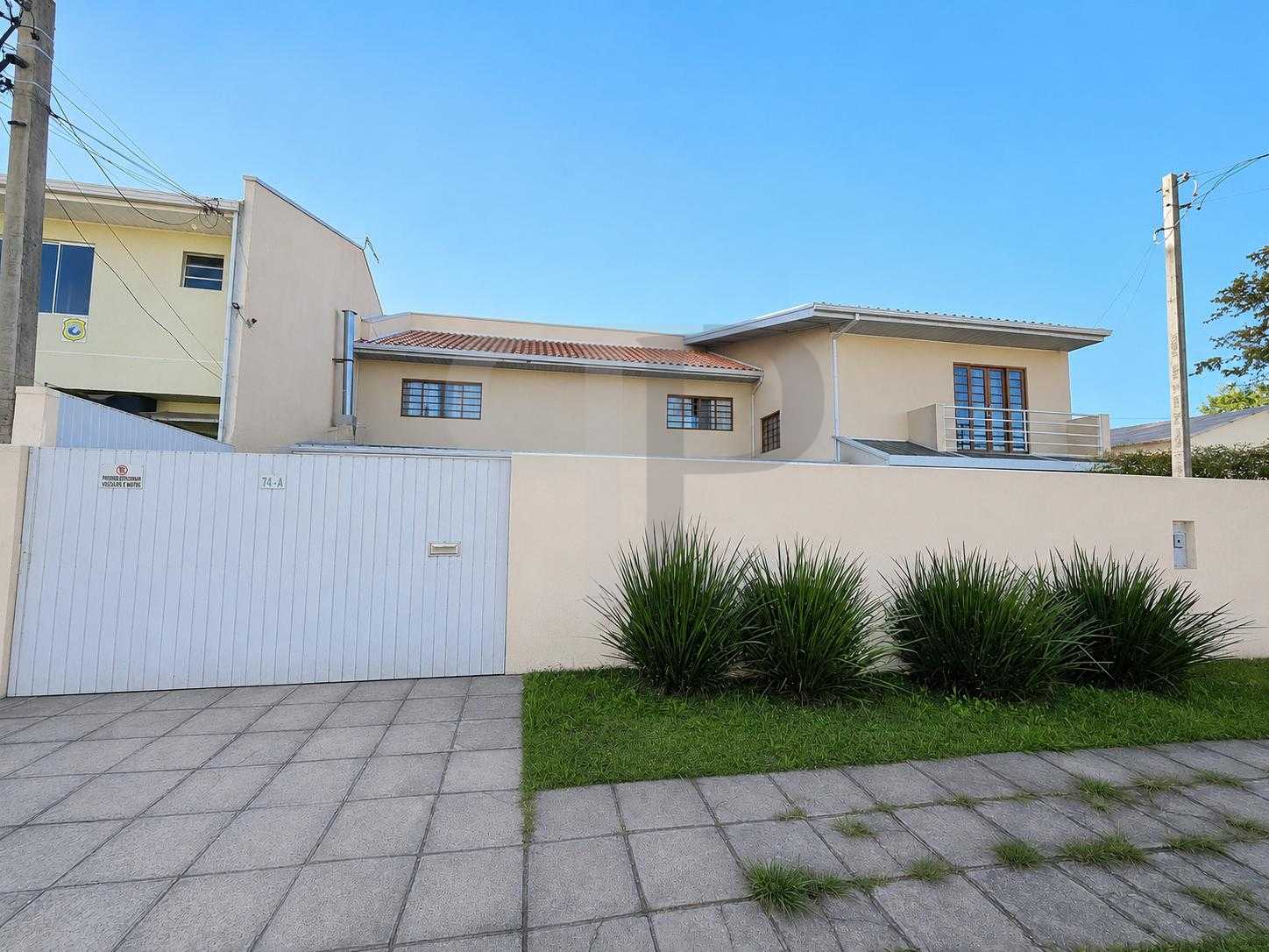 CASA AMPLA COM 200m  , 2 SUÍTES, 5 VAGAS, LOCALIZAÇÃO ESTRATÉG...
