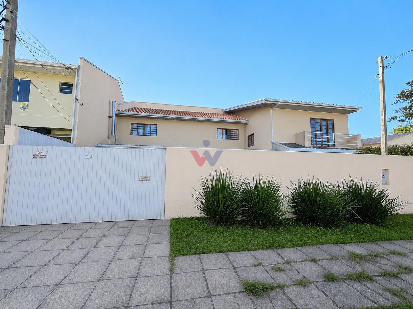CASA AMPLA COM 164m² , 2 SUÍTES, 5 VAGAS, LOCALIZAÇÃO ESTRATÉG...