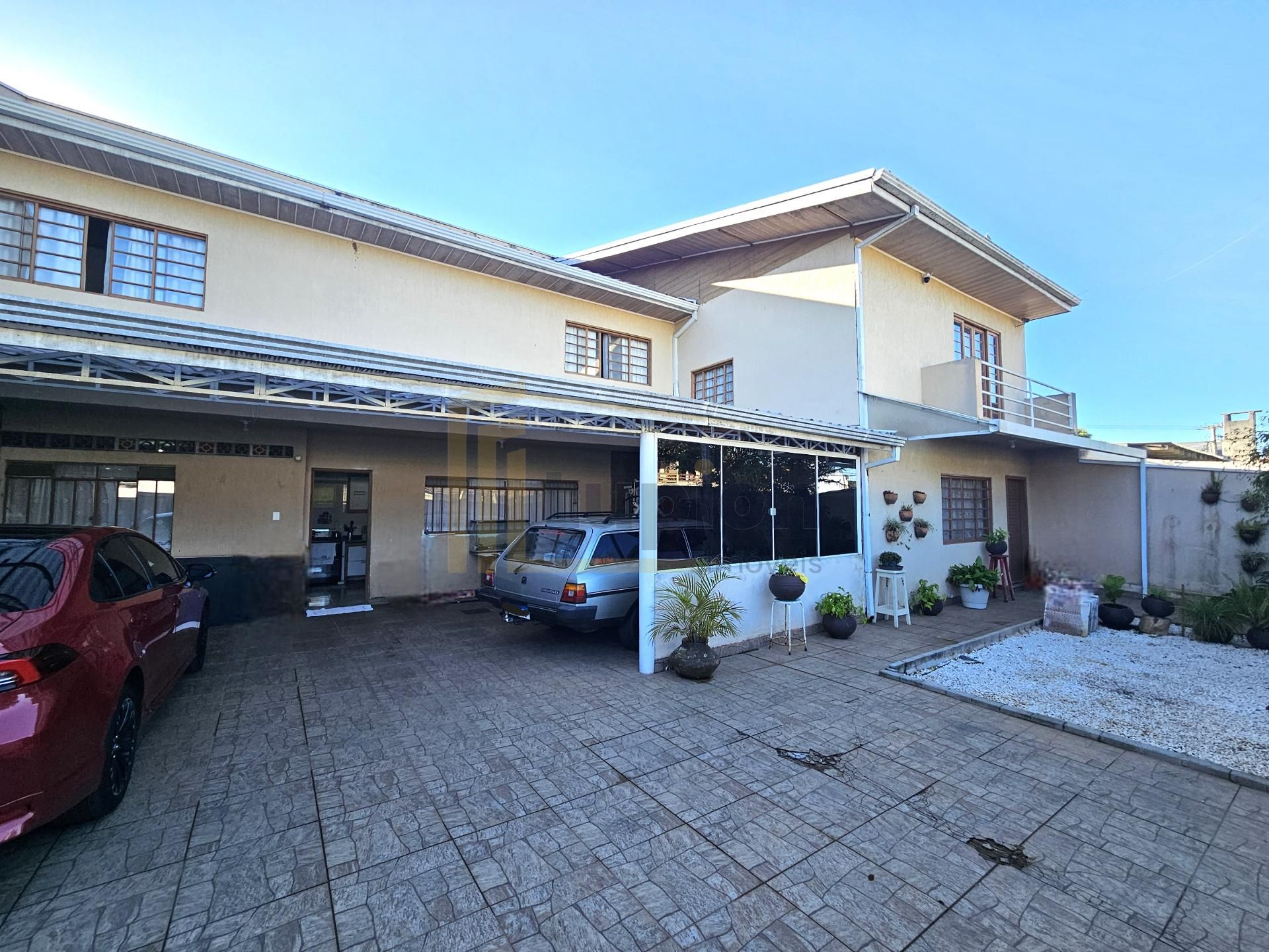 CASA AMPLA COM 164m² , 2 SUÍTES, 5 VAGAS, LOCALIZAÇÃO ESTRATÉG...