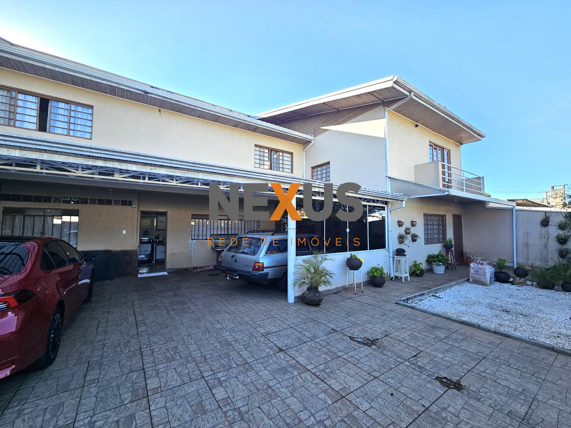 CASA AMPLA COM 163m² , 2 SUÍTES, 5 VAGAS, LOCALIZAÇÃO ESTRATÉG...