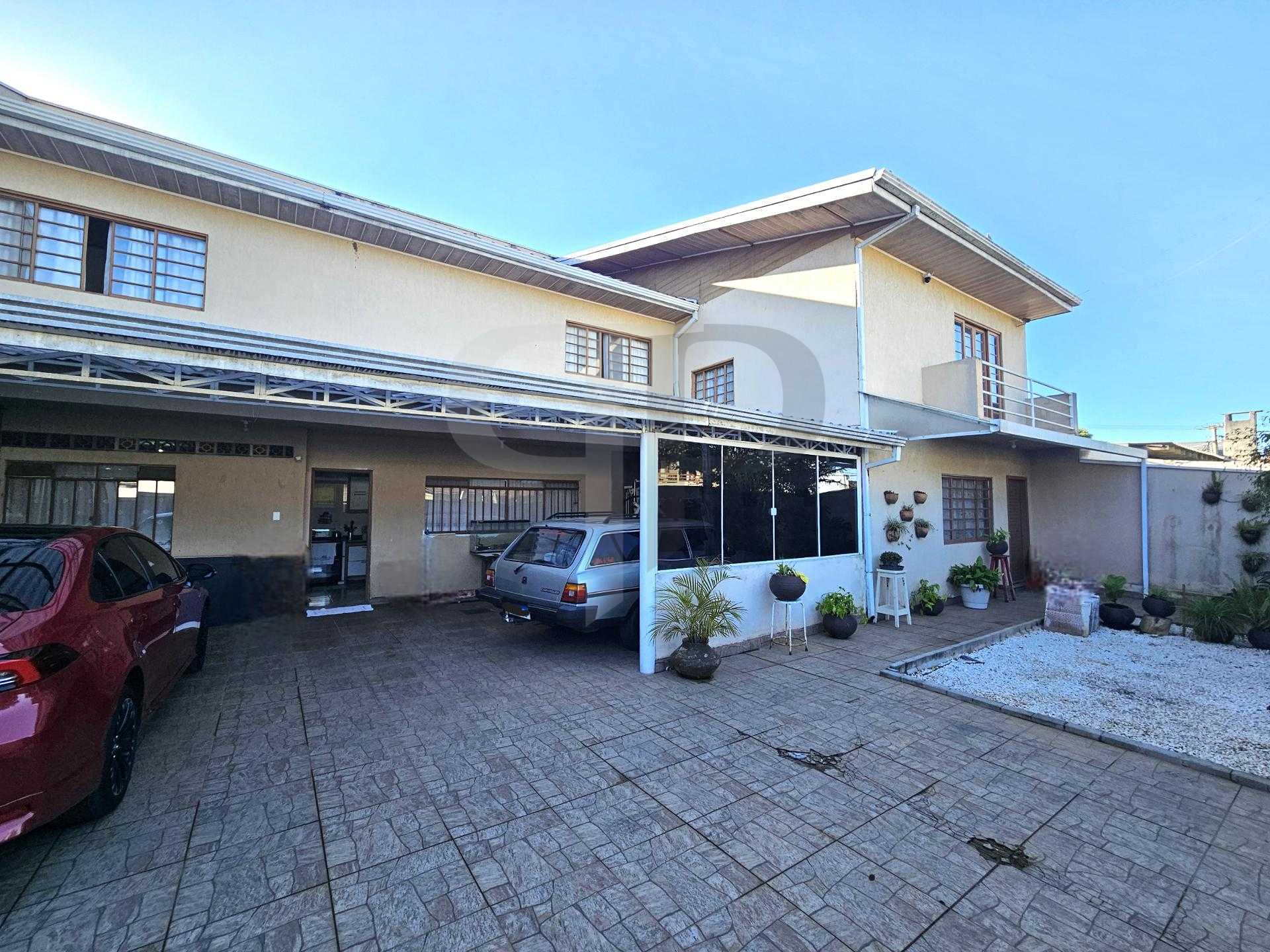 CASA AMPLA COM 200m  , 2 SUÍTES, 5 VAGAS, LOCALIZAÇÃO ESTRATÉG...