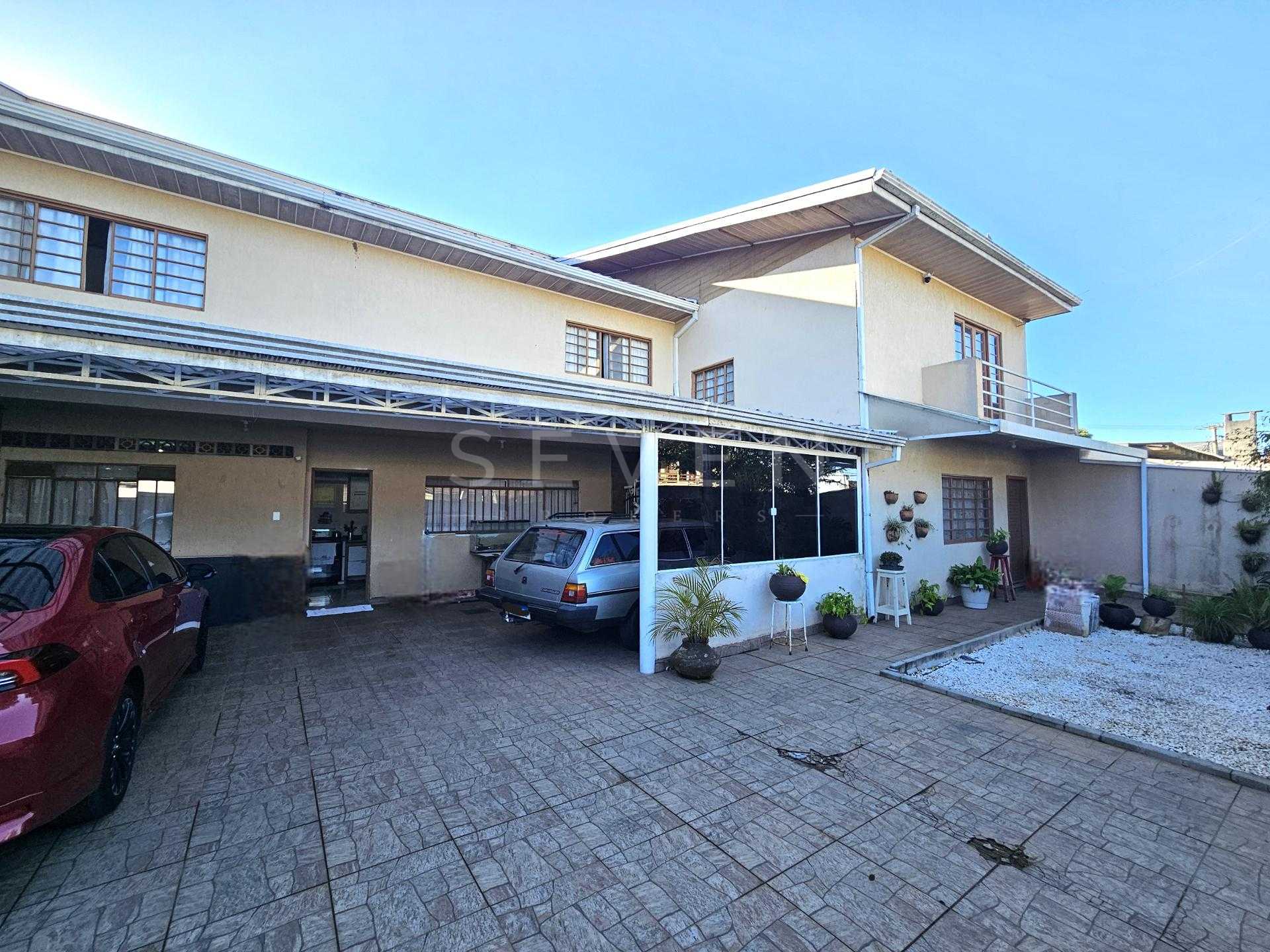 CASA AMPLA COM 164m² , 2 SUÍTES, 5 VAGAS, LOCALIZAÇÃO ESTRATÉG...