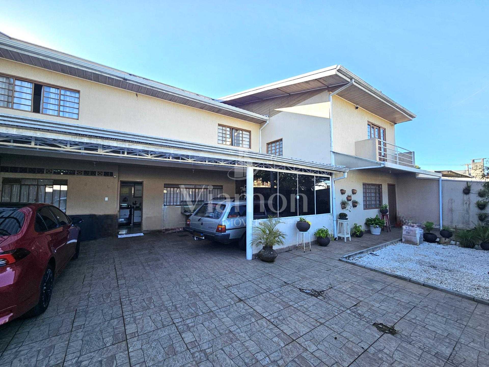 CASA AMPLA COM 200m  , 2 SUÍTES, 5 VAGAS, LOCALIZAÇÃO ESTRATÉG...
