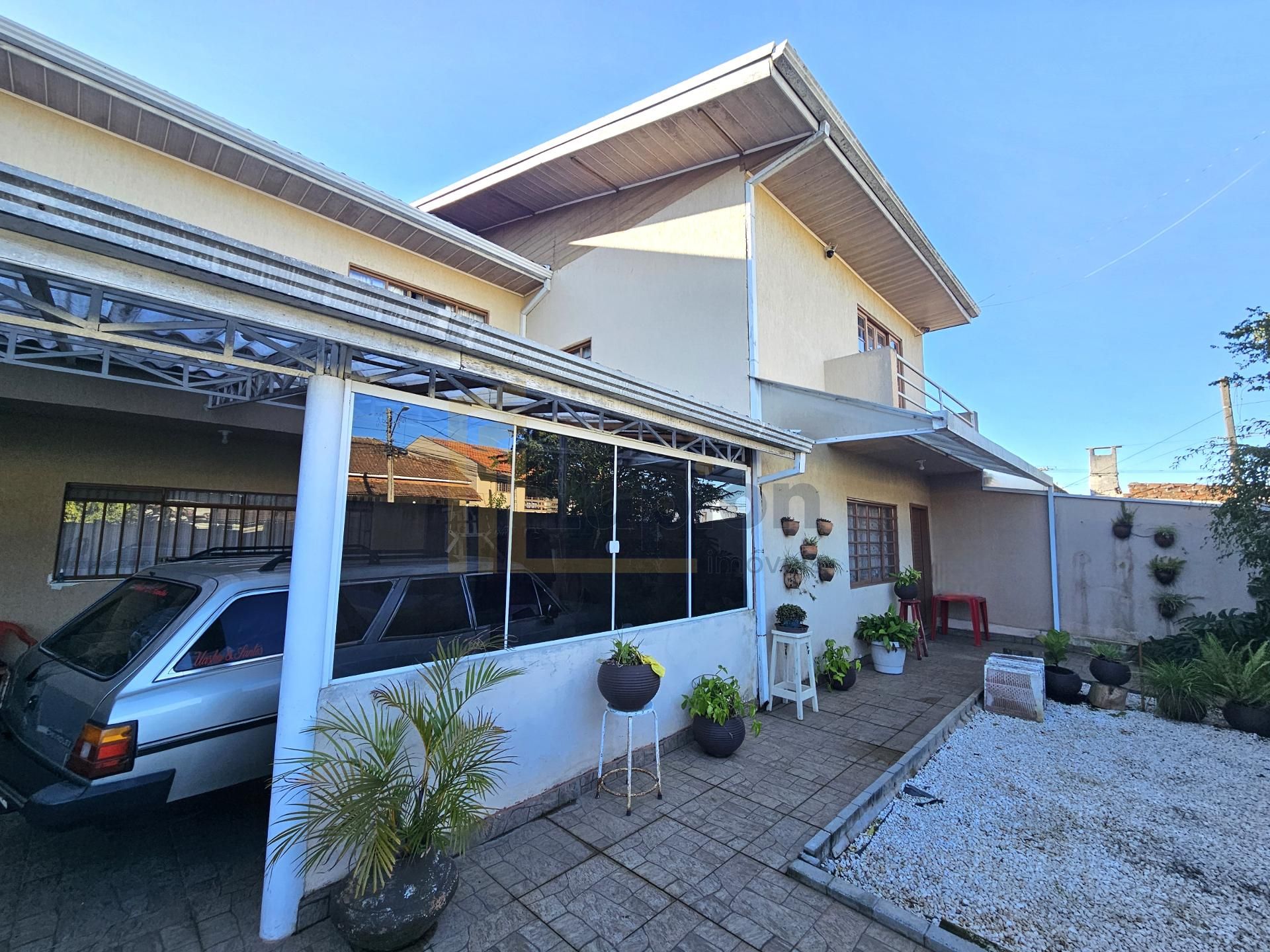 CASA AMPLA COM 164m² , 2 SUÍTES, 5 VAGAS, LOCALIZAÇÃO ESTRATÉG...