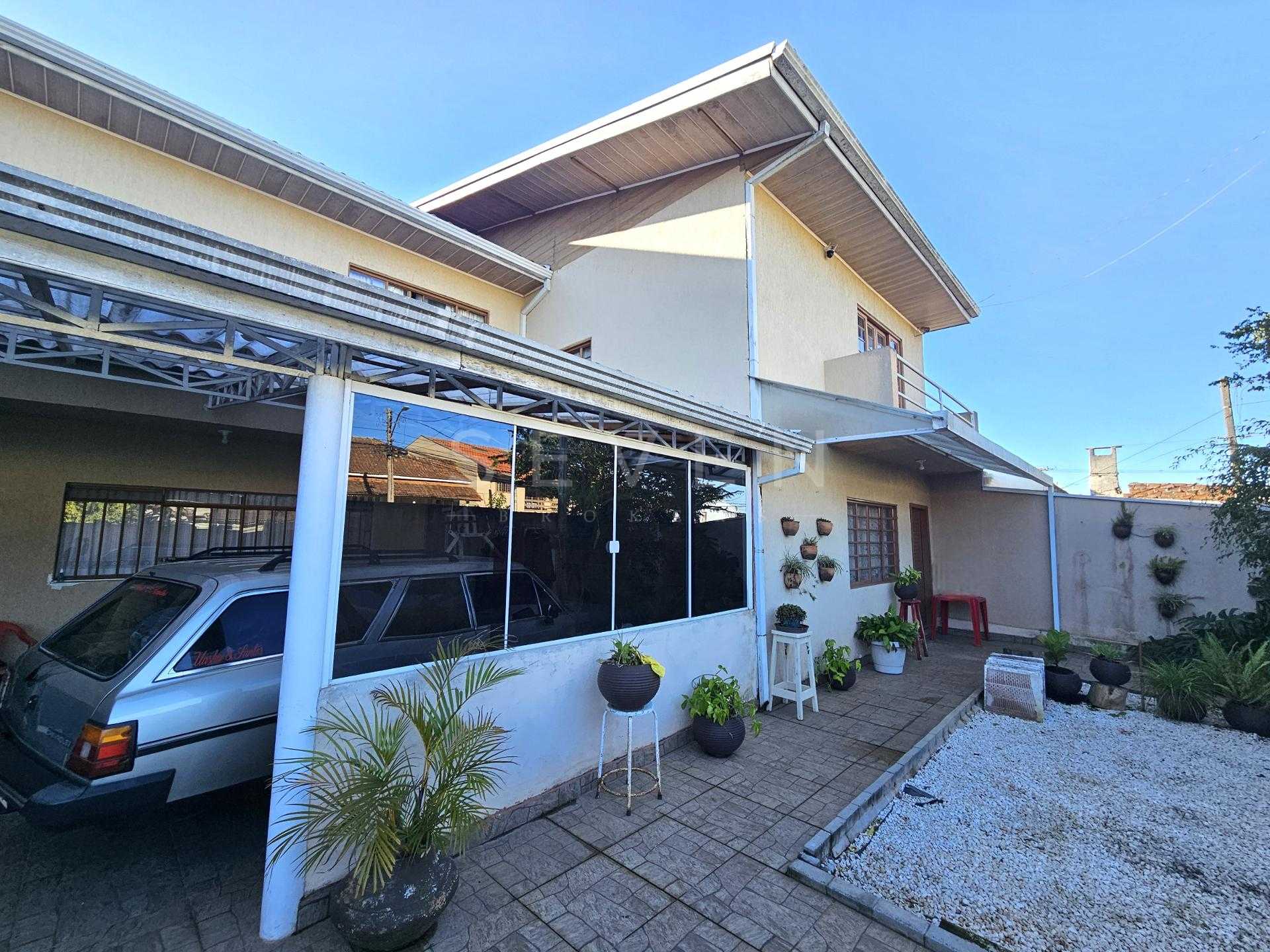 CASA AMPLA COM 164m² , 2 SUÍTES, 5 VAGAS, LOCALIZAÇÃO ESTRATÉG...