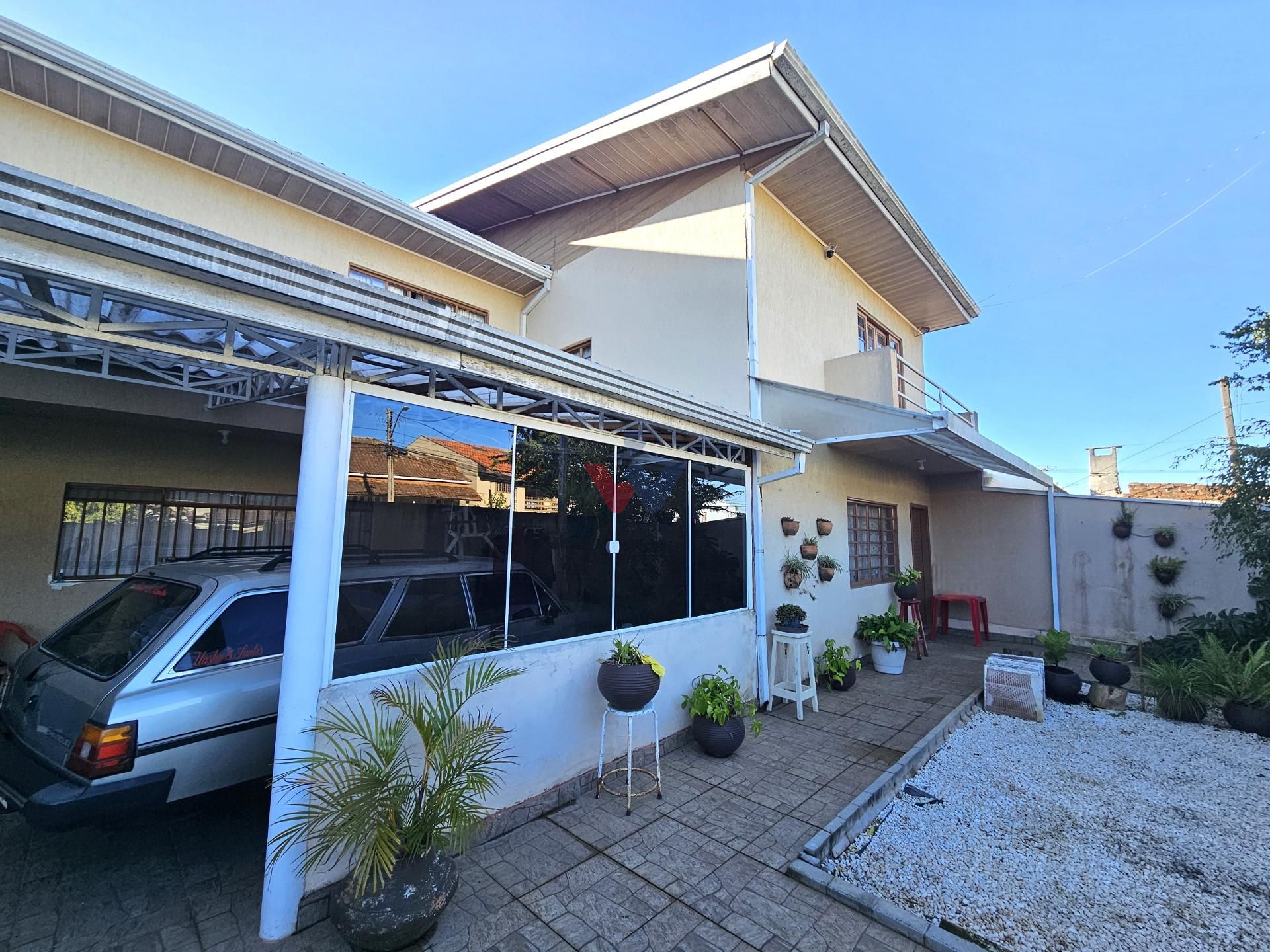 CASA AMPLA COM 164m² , 2 SUÍTES, 5 VAGAS, LOCALIZAÇÃO ESTRATÉG...