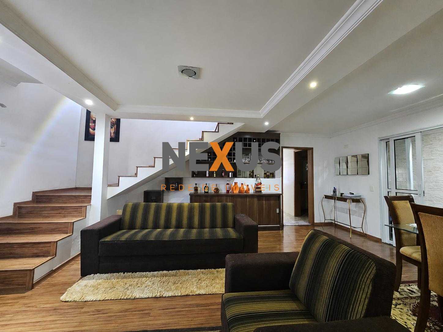 CASA AMPLA COM 163m² , 2 SUÍTES, 5 VAGAS, LOCALIZAÇÃO ESTRATÉG...